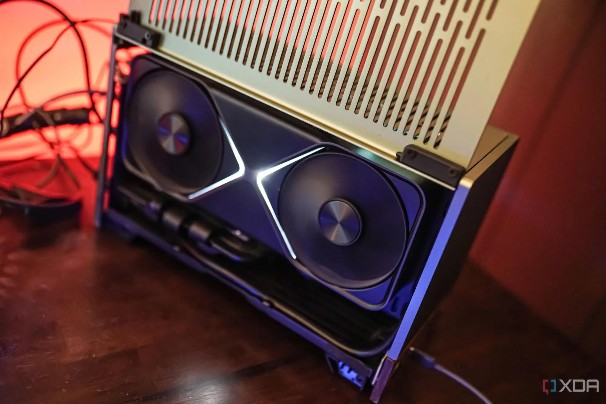 Một dàn PC gaming với mặt bên được tháo ra, cho thấy các linh kiện bên trong và hệ thống tản nhiệt