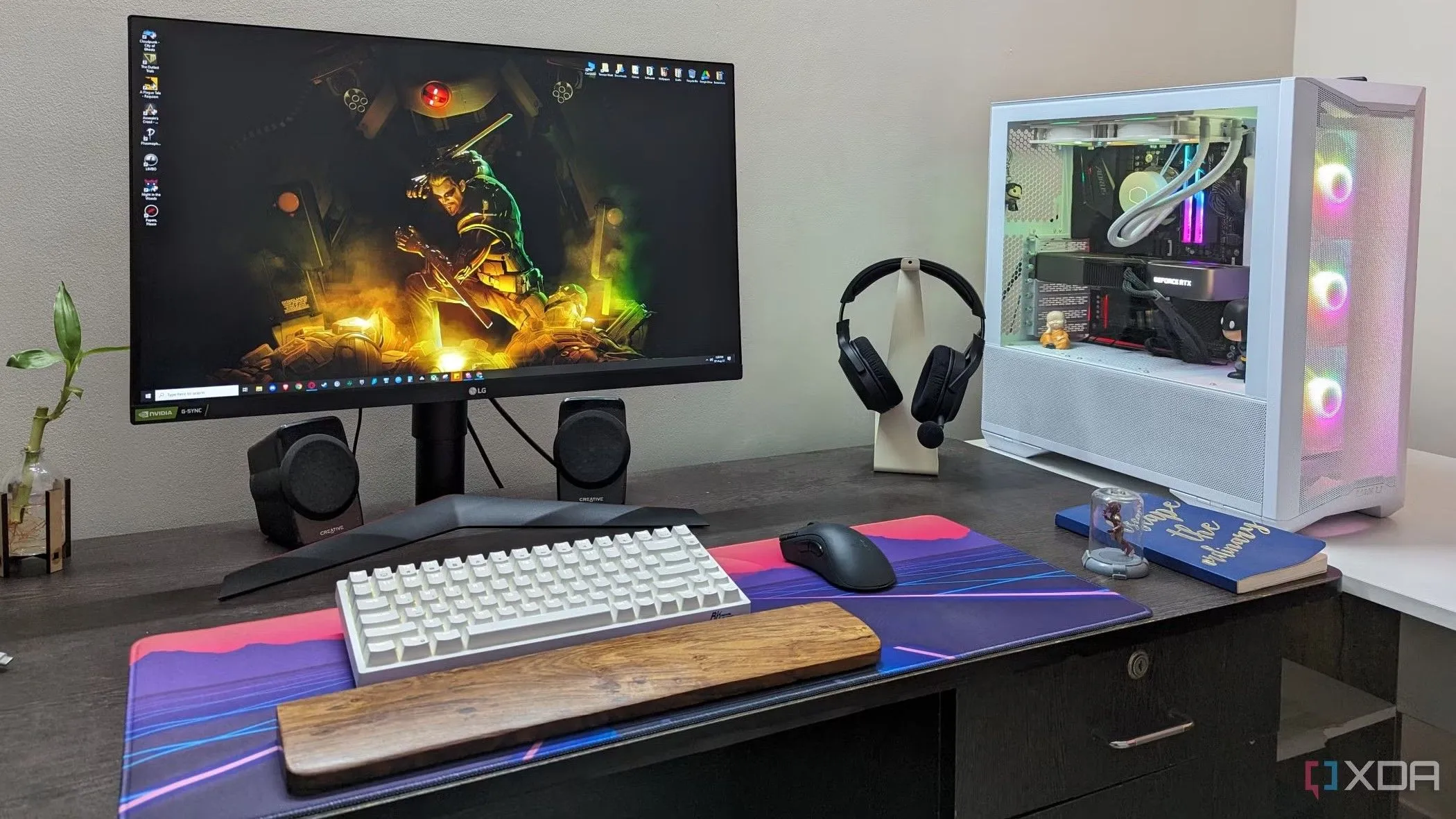 Một góc làm việc và chơi game với máy tính để bàn, bàn phím cơ, chuột gaming và tai nghe.