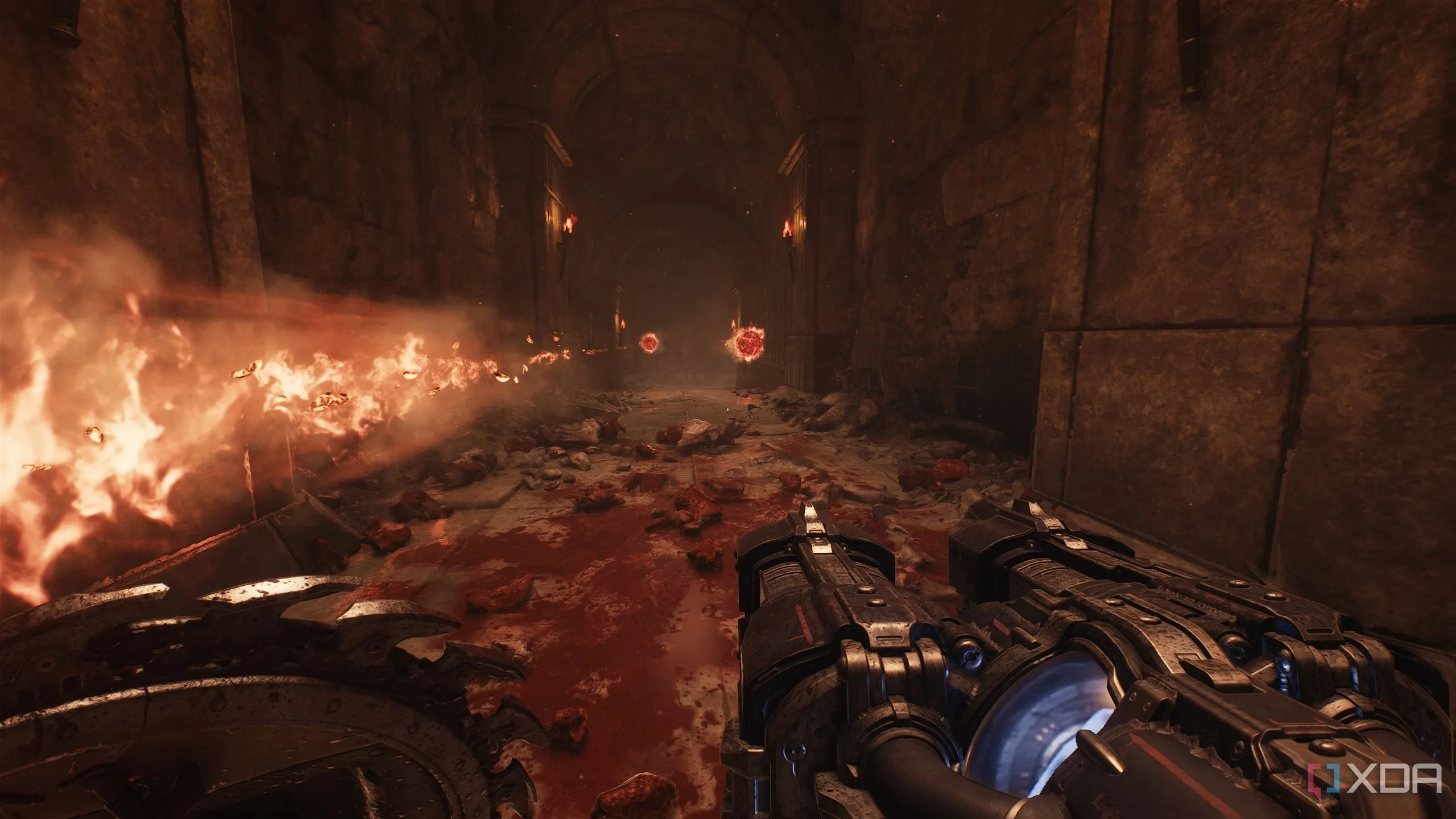 Một hành lang với nhiều vật thể lửa bắn về phía Doom Slayer trong Doom The Dark Ages