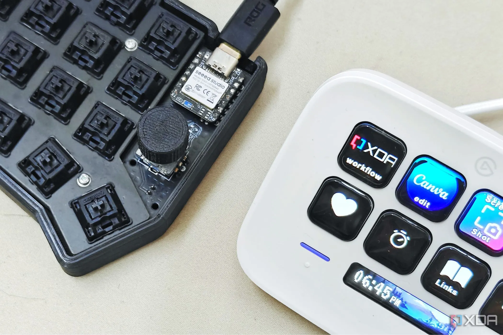 Một macro pad nhỏ gọn đặt cạnh Elgato Stream Deck Neo, minh họa ứng dụng trong gaming