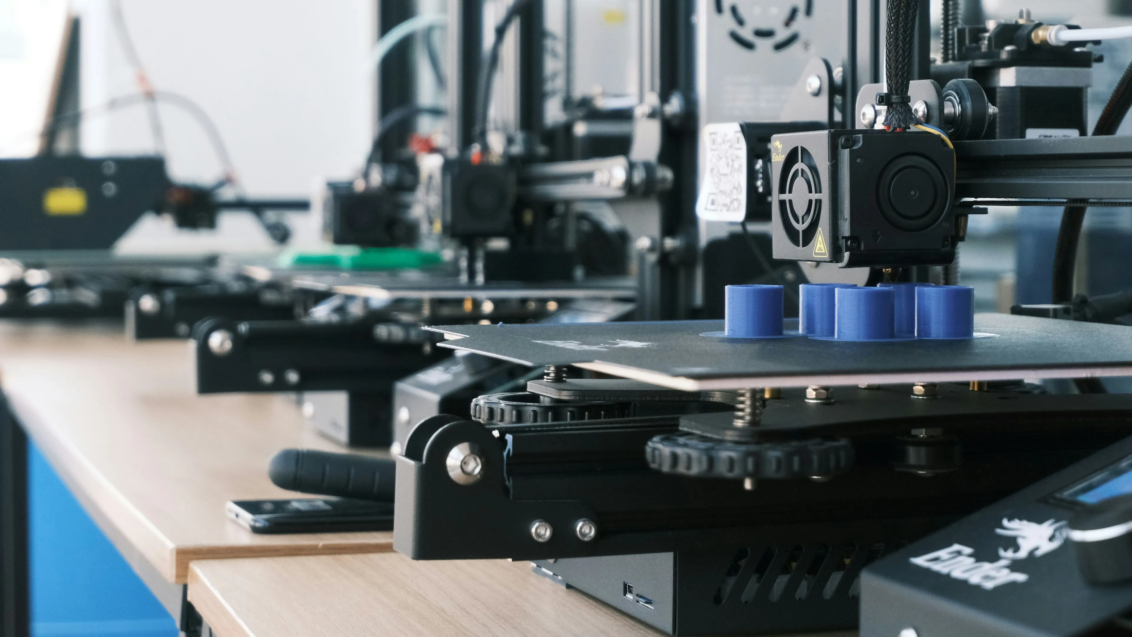 Một máy in 3D đang hoạt động, được kiểm soát và giám sát qua Raspberry Pi với OctoPrint, minh họa quá trình định chuẩn sau nâng cấp.