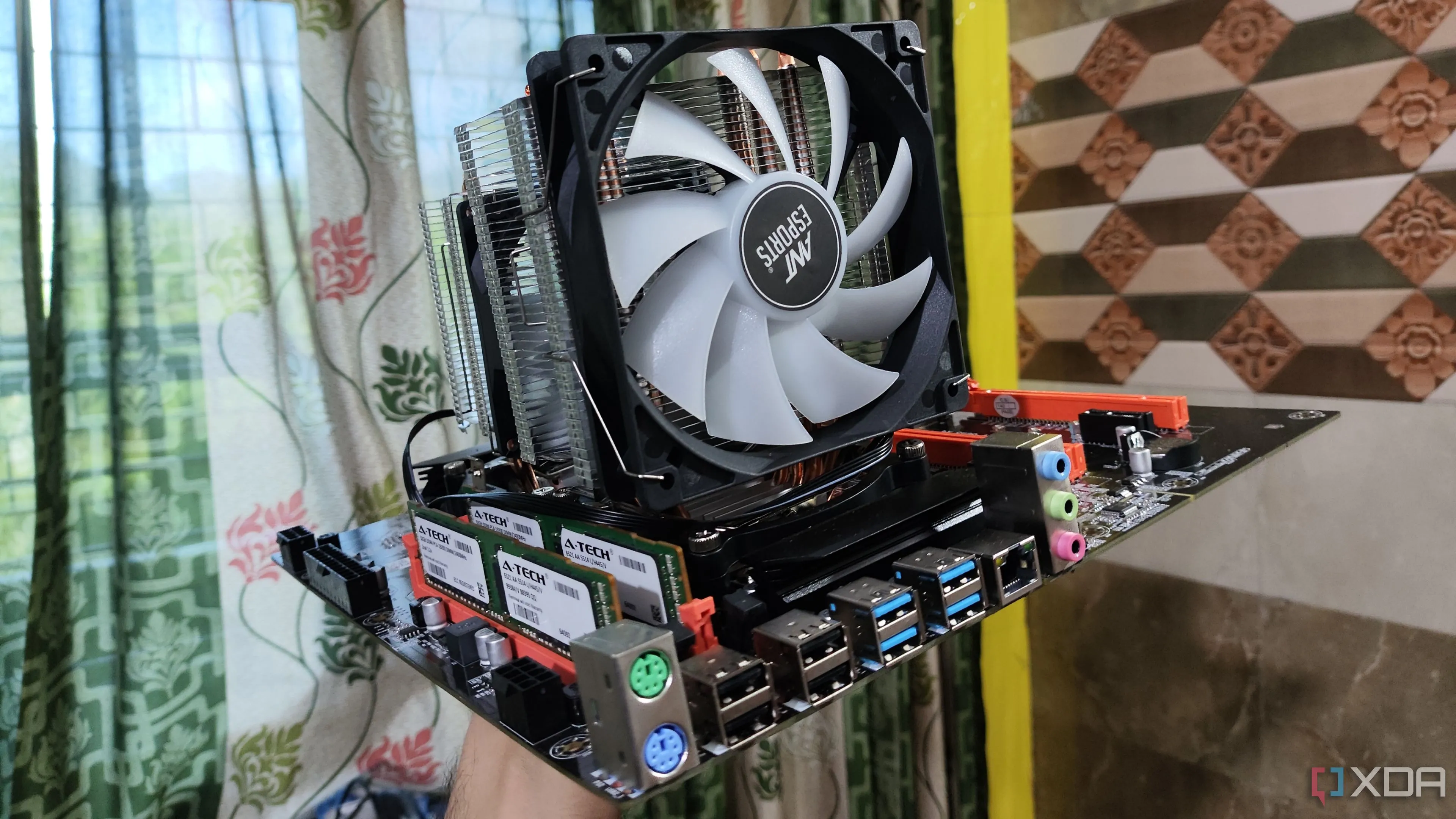Một người đang cầm mainboard Dual Xeon X99