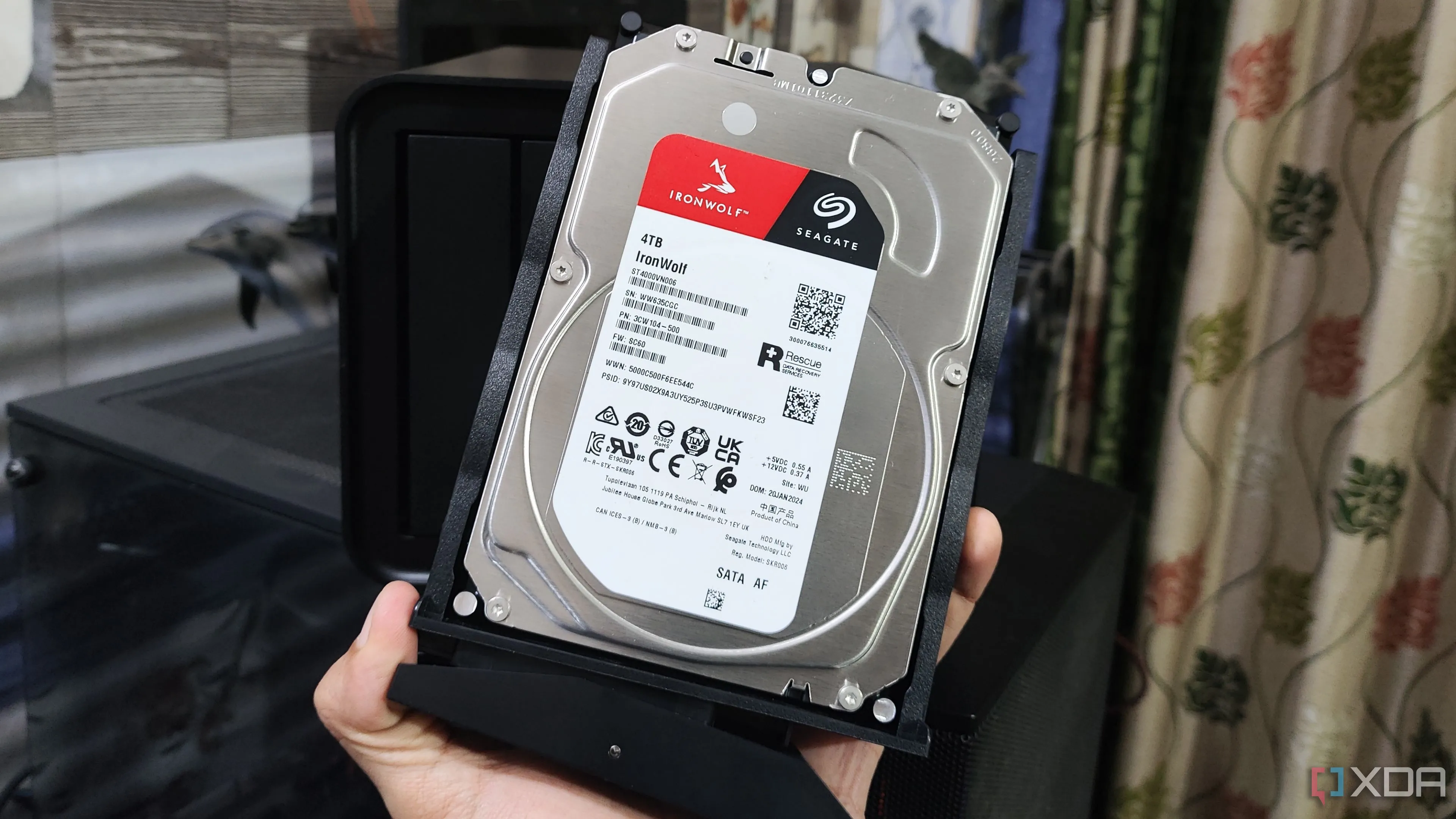 Một người đang cầm ổ cứng HDD của Seagate, minh họa cho công nghệ lưu trữ cũ
