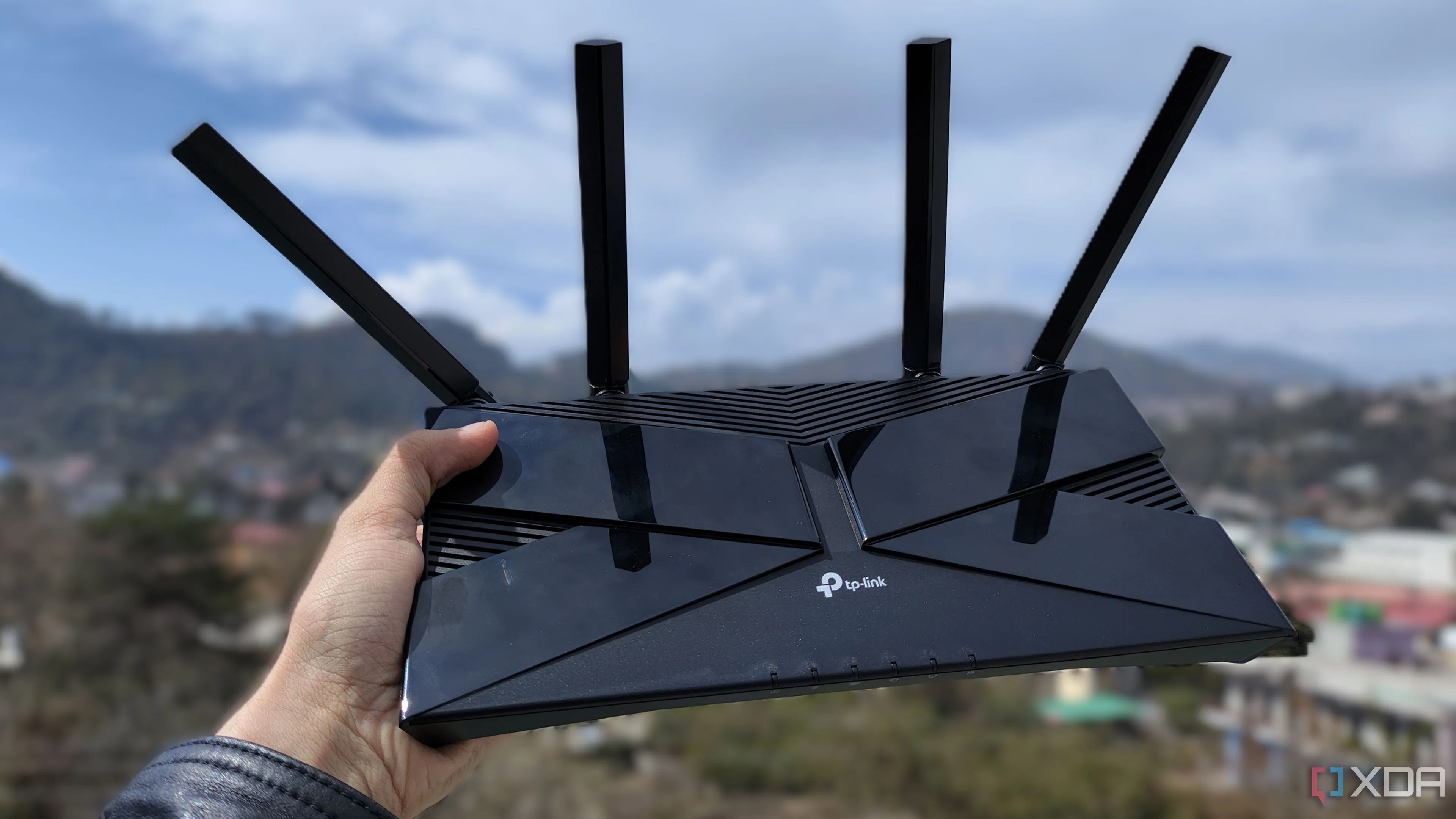 Một người đang cầm router TP-Link