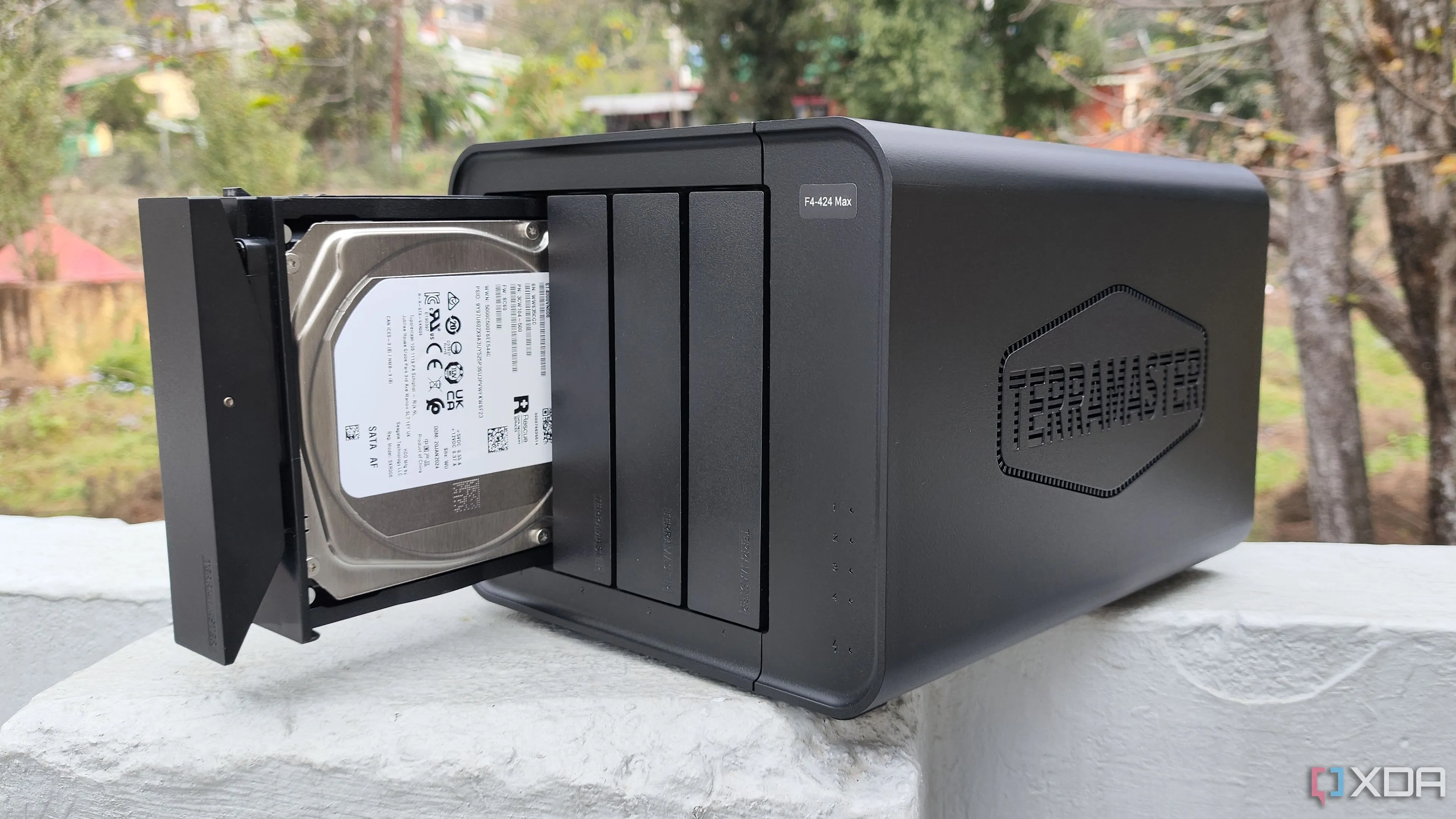 Một người đang cầm thiết bị NAS TerraMaster F4-424 Max, minh họa cho giải pháp lưu trữ dữ liệu hiệu quả và khả năng sao lưu tự động cho doanh nghiệp.