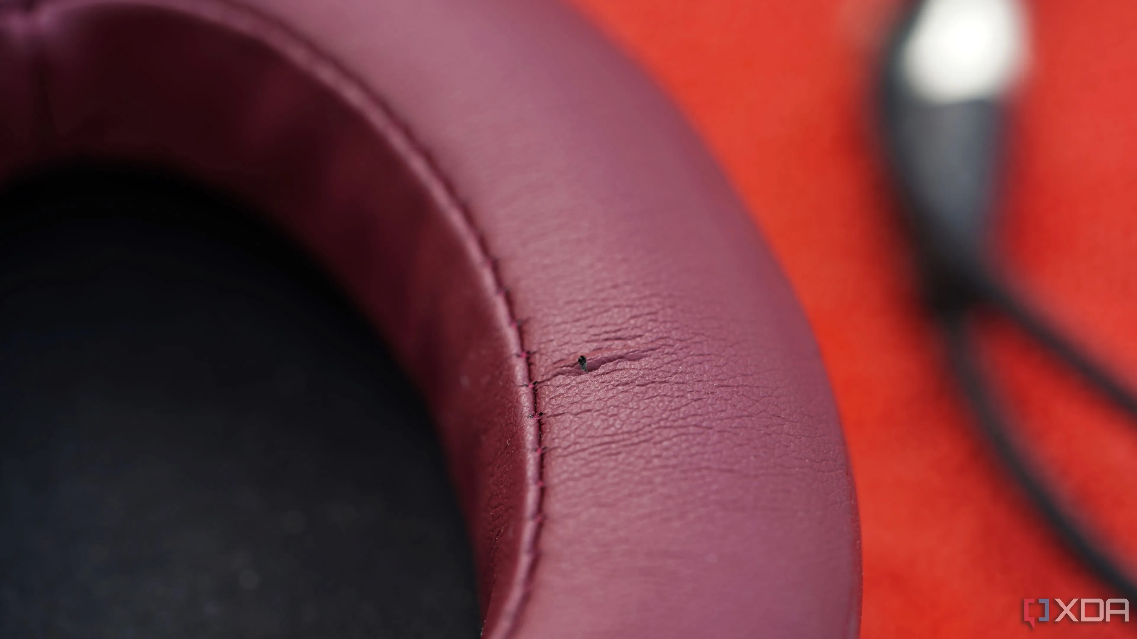 Một vết rách nhỏ trên đệm tai nghe (earpad) màu hồng, do tháo lắp thường xuyên trên tai nghe 3D in