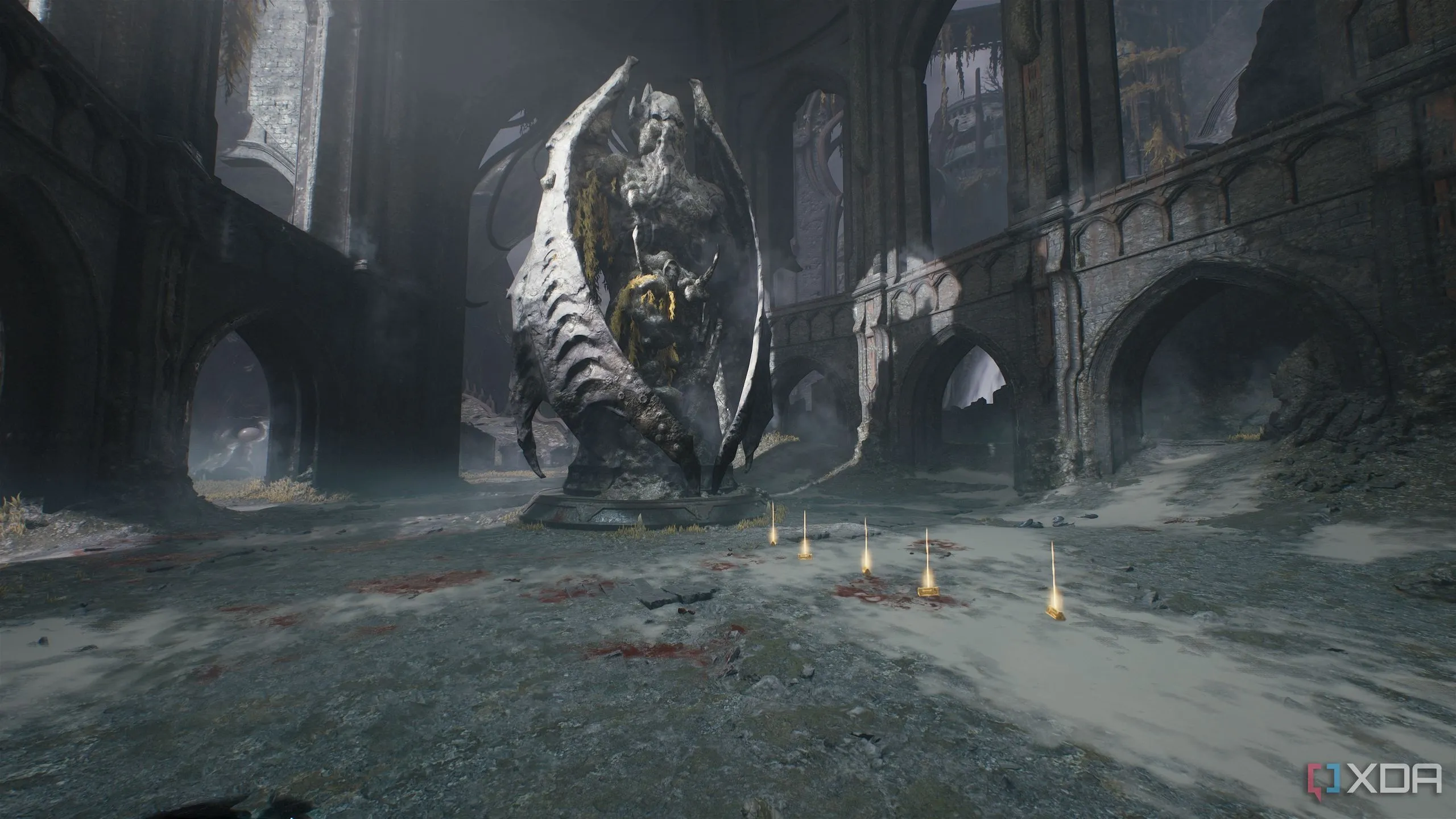 Một vệt vàng dưới bức tượng Cthulhu