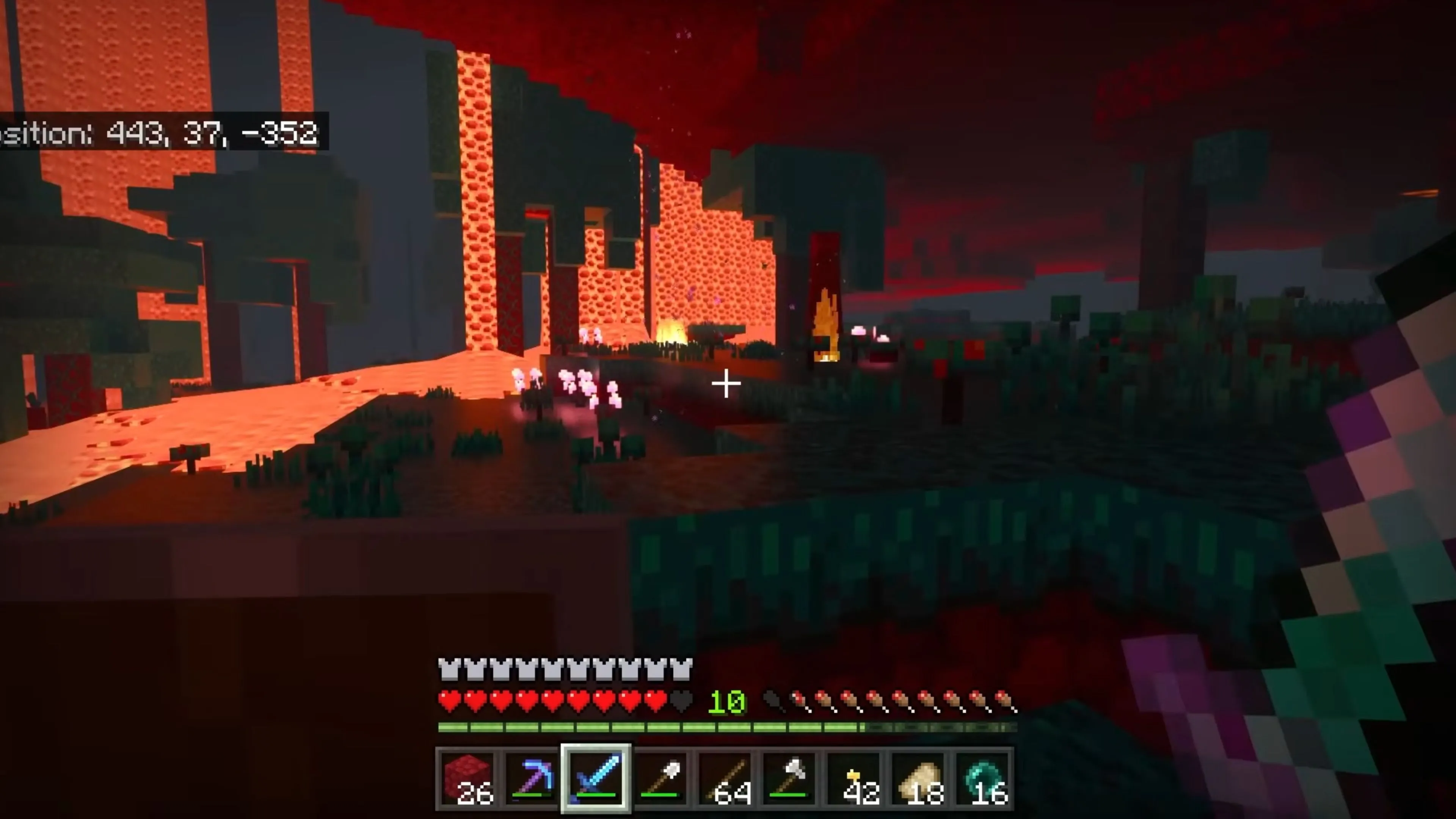 Người chơi đối mặt với quái vật trong chế độ sinh tồn Minecraft.