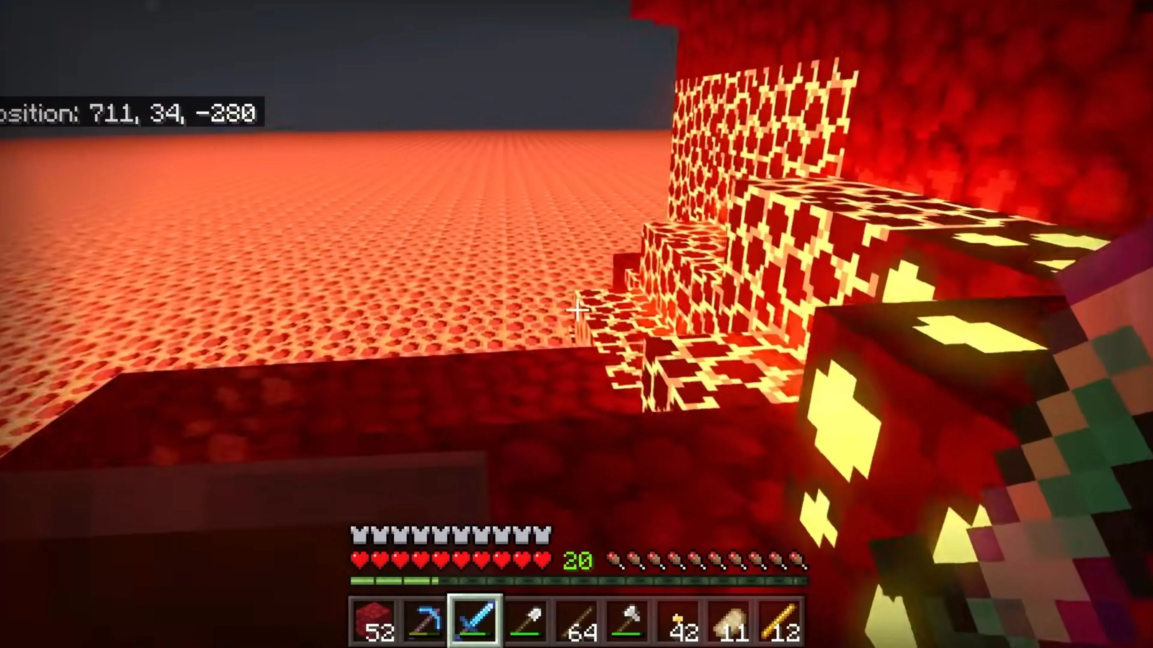 Người chơi khám phá hang động sâu thẳm trong Minecraft