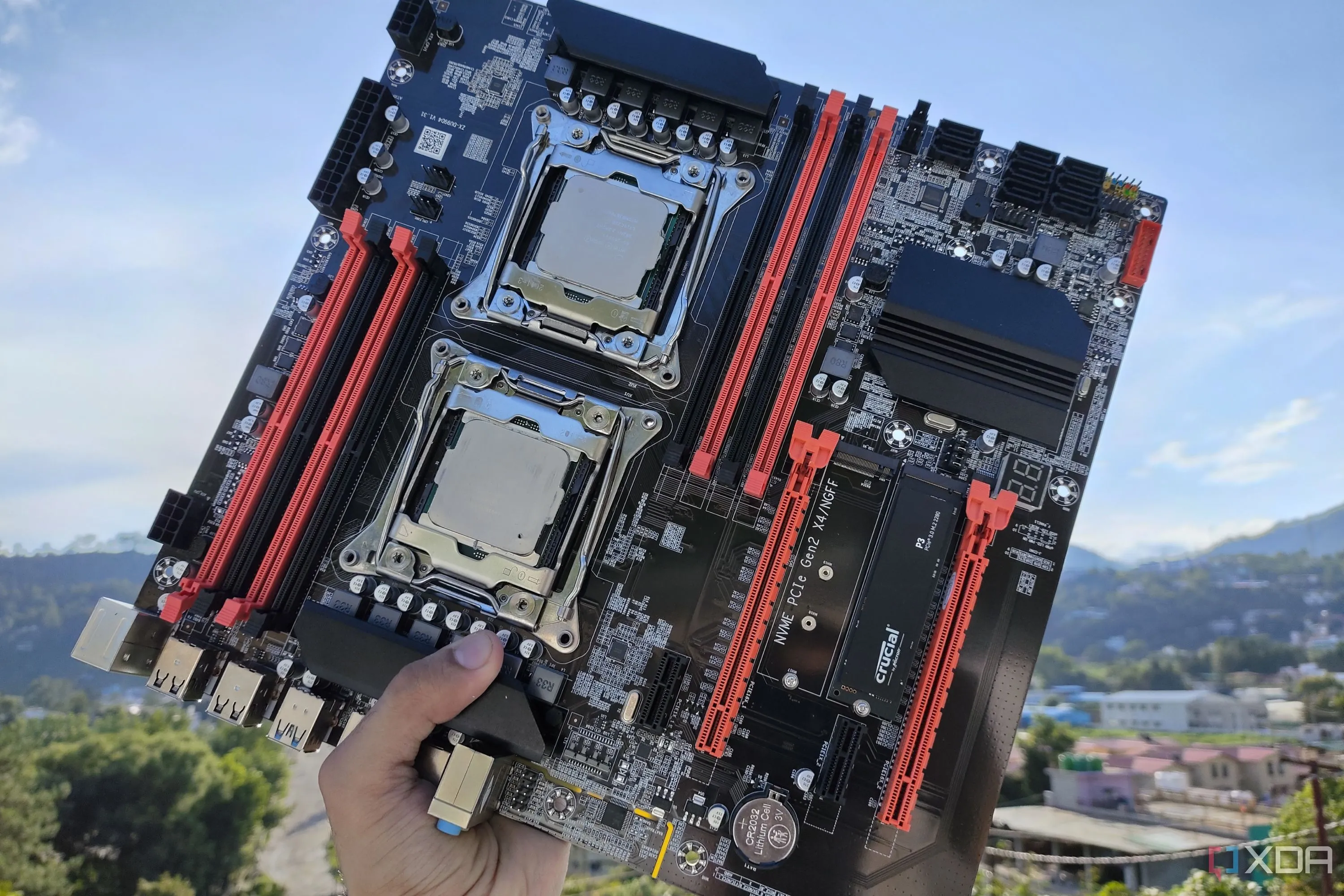 Người dùng cầm bo mạch chủ server X99, có thể cần nâng cấp tản nhiệt VRM và chipset