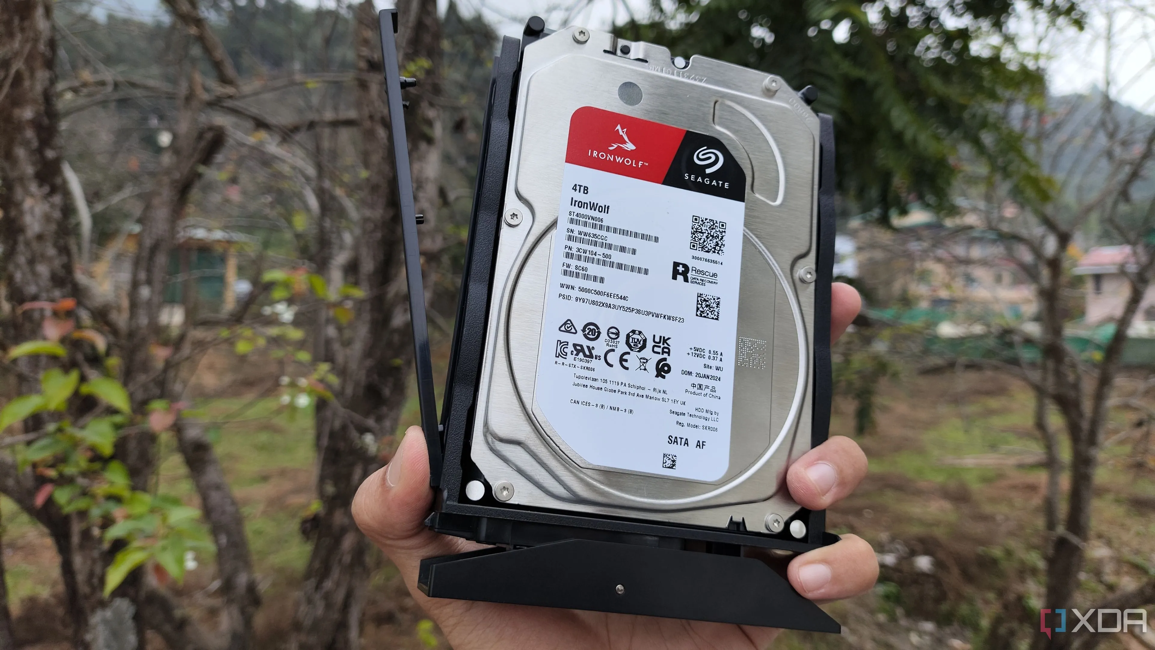 Người dùng cầm ổ cứng HDD Seagate 4TB trên tay, minh họa cho việc bảo quản và tái sử dụng ổ cứng