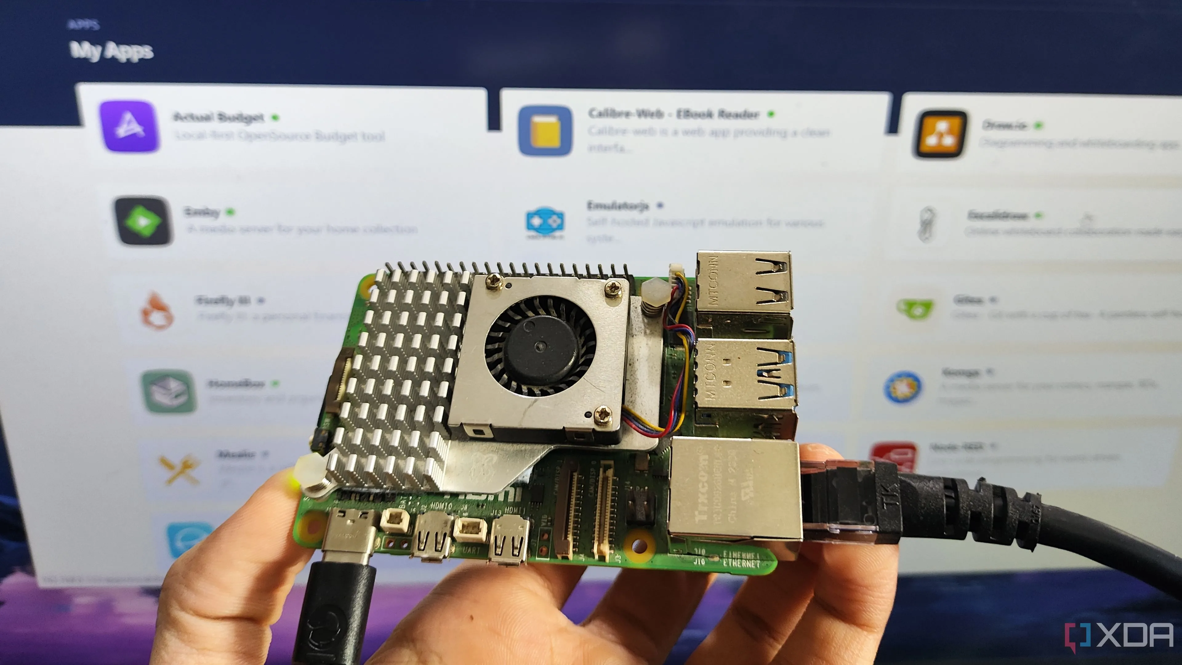 Người dùng cầm Raspberry Pi và màn hình hiển thị RunTiPi server, minh họa sự đơn giản của home lab