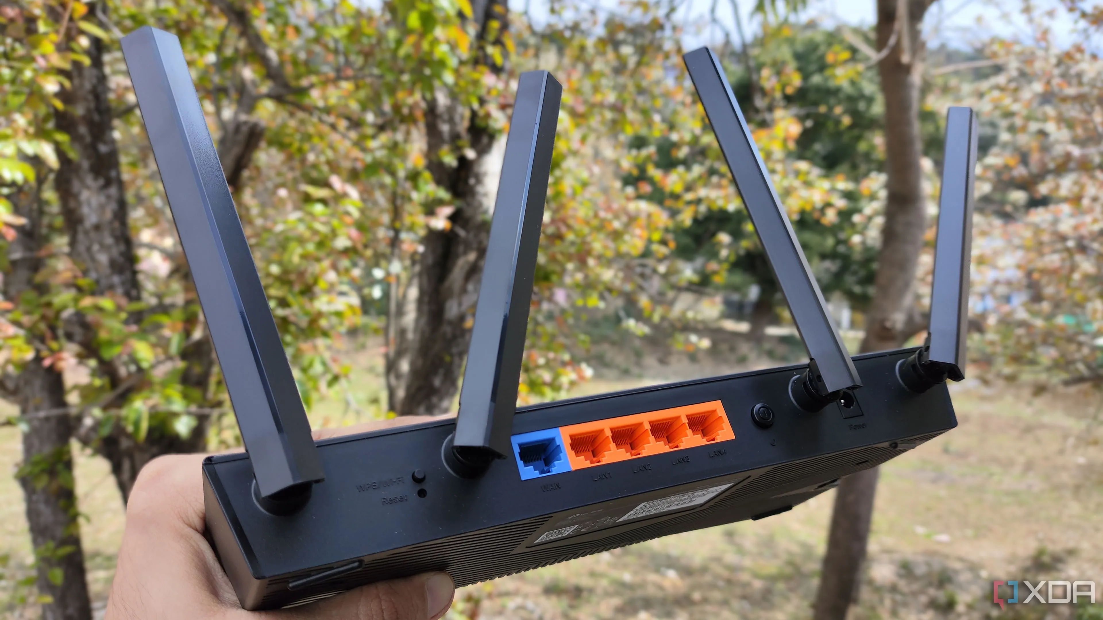 Người dùng cầm trên tay router TP-Link, minh họa cho việc truy cập và cấu hình thiết bị mạng