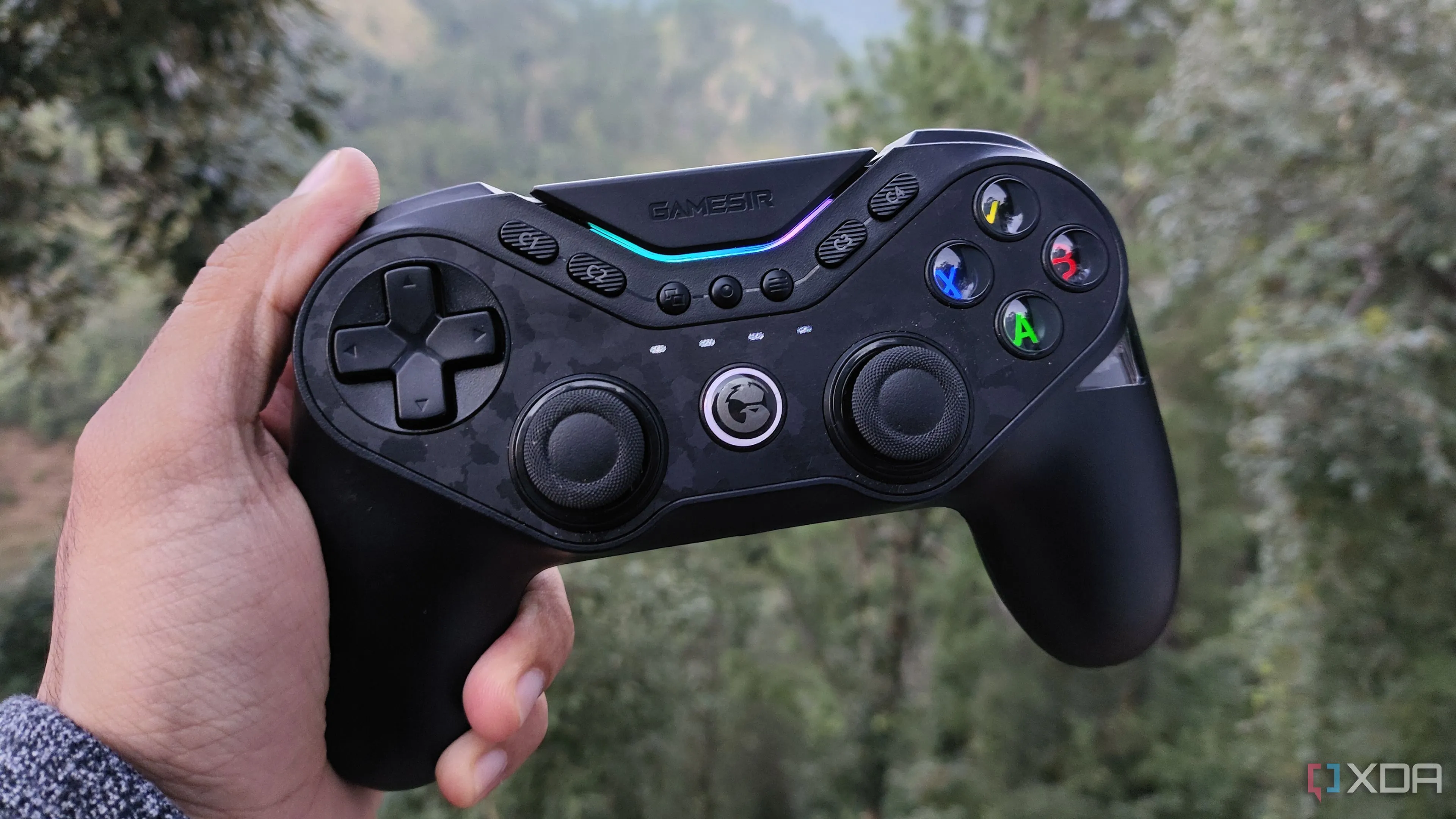 Người dùng đang cầm bộ điều khiển GameSir Tarantula Pro, tượng trưng cho trải nghiệm chơi game giả lập hiện đại.