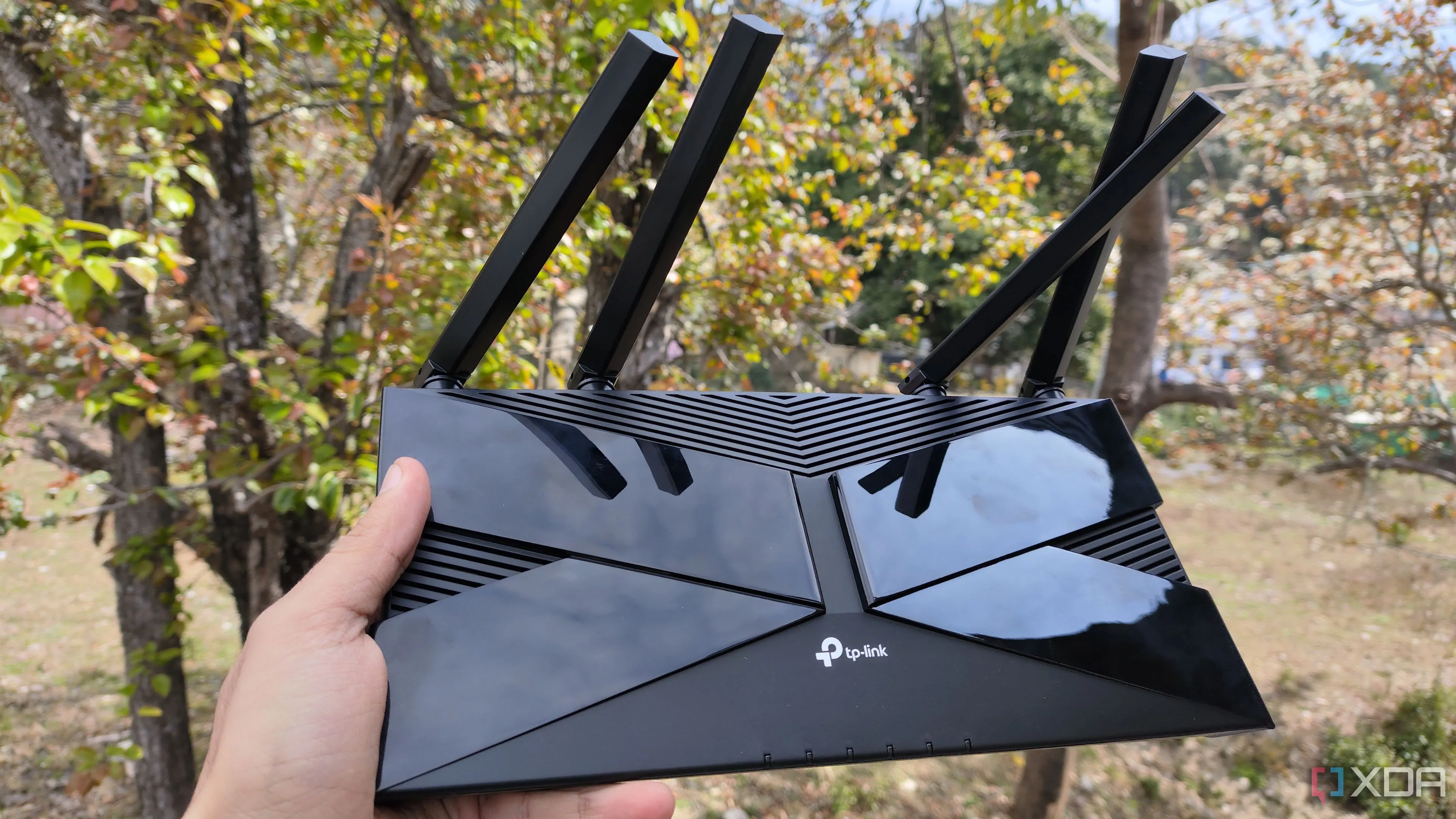 Người dùng đang cầm bộ định tuyến TP-Link, minh họa cho việc giám sát thiết bị qua tích hợp SNMP trong Home Assistant