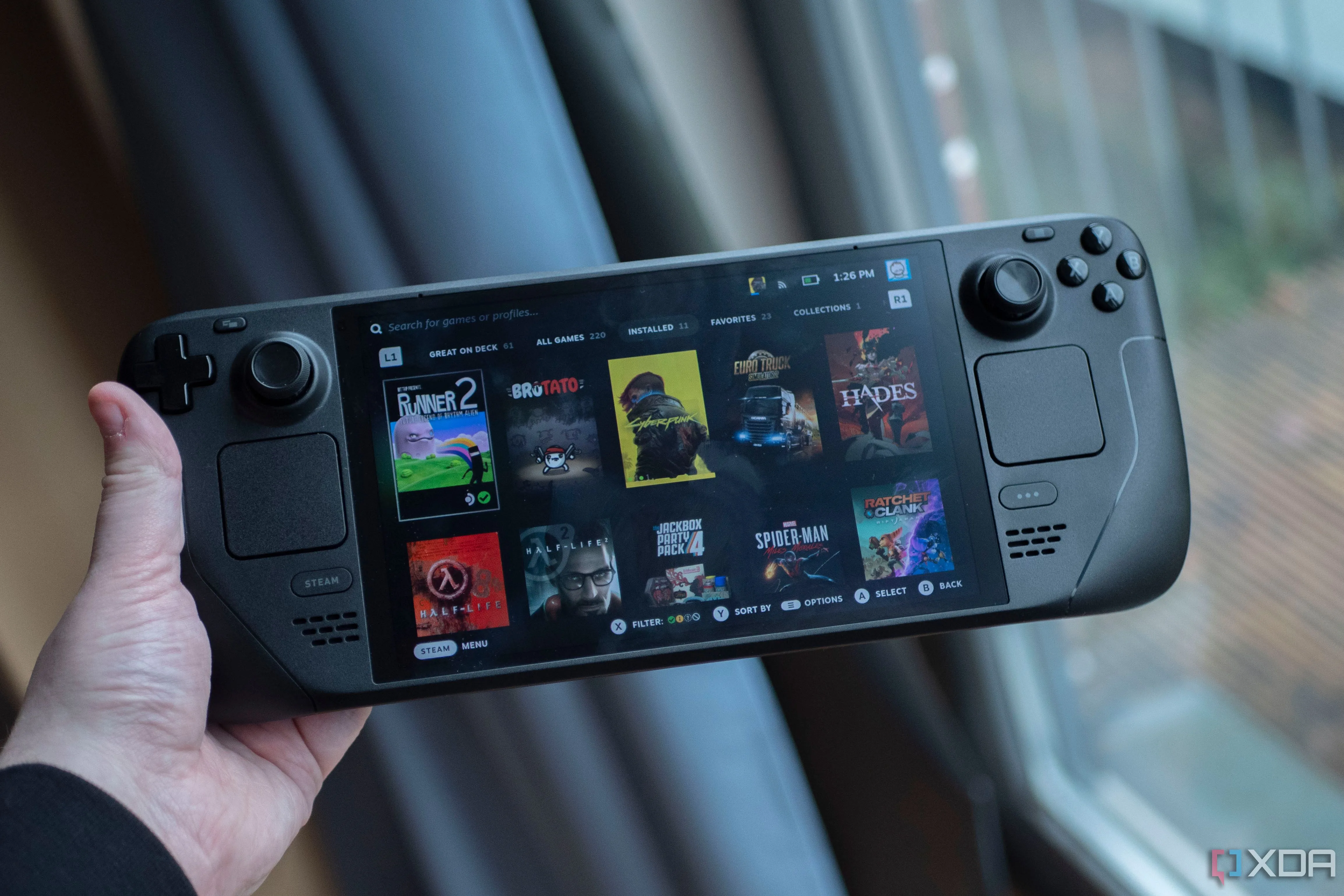 Người dùng đang cầm thiết bị chơi game cầm tay Steam Deck OLED