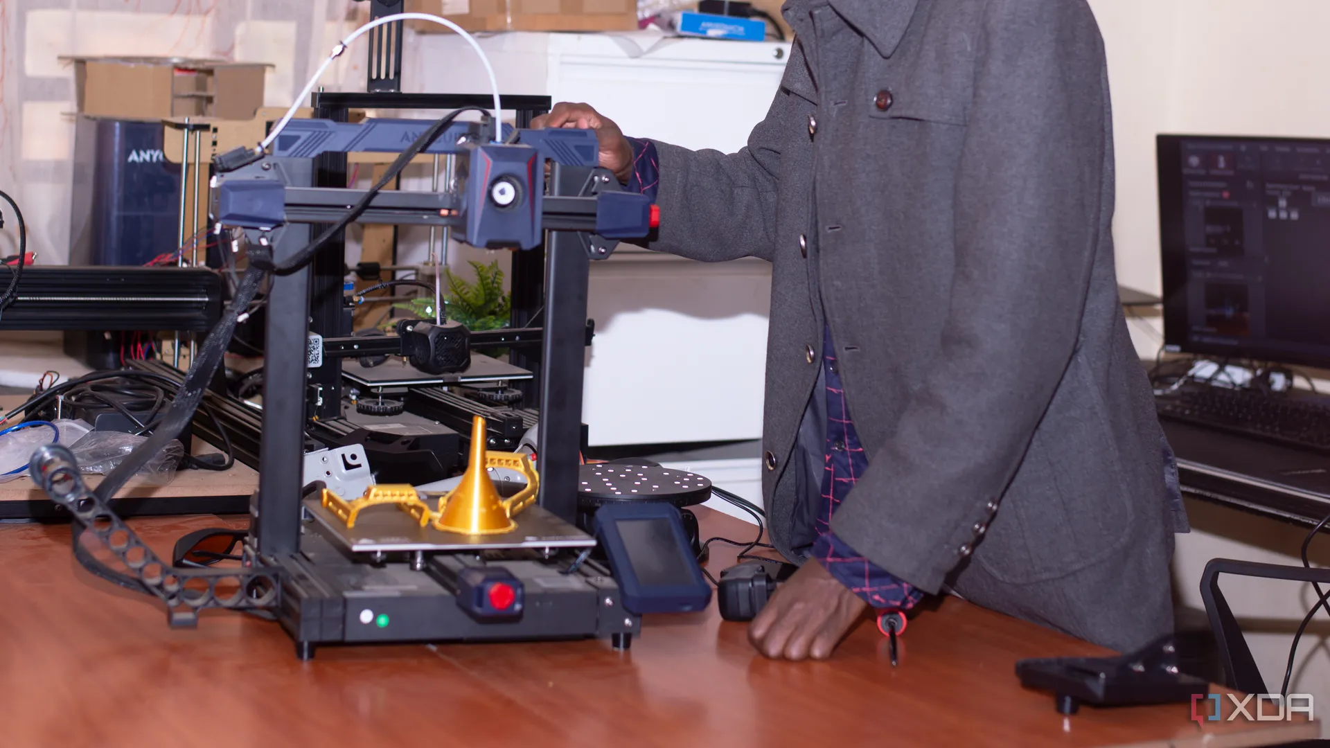 Người dùng đang kiểm tra và điều chỉnh máy in 3D Anycubic