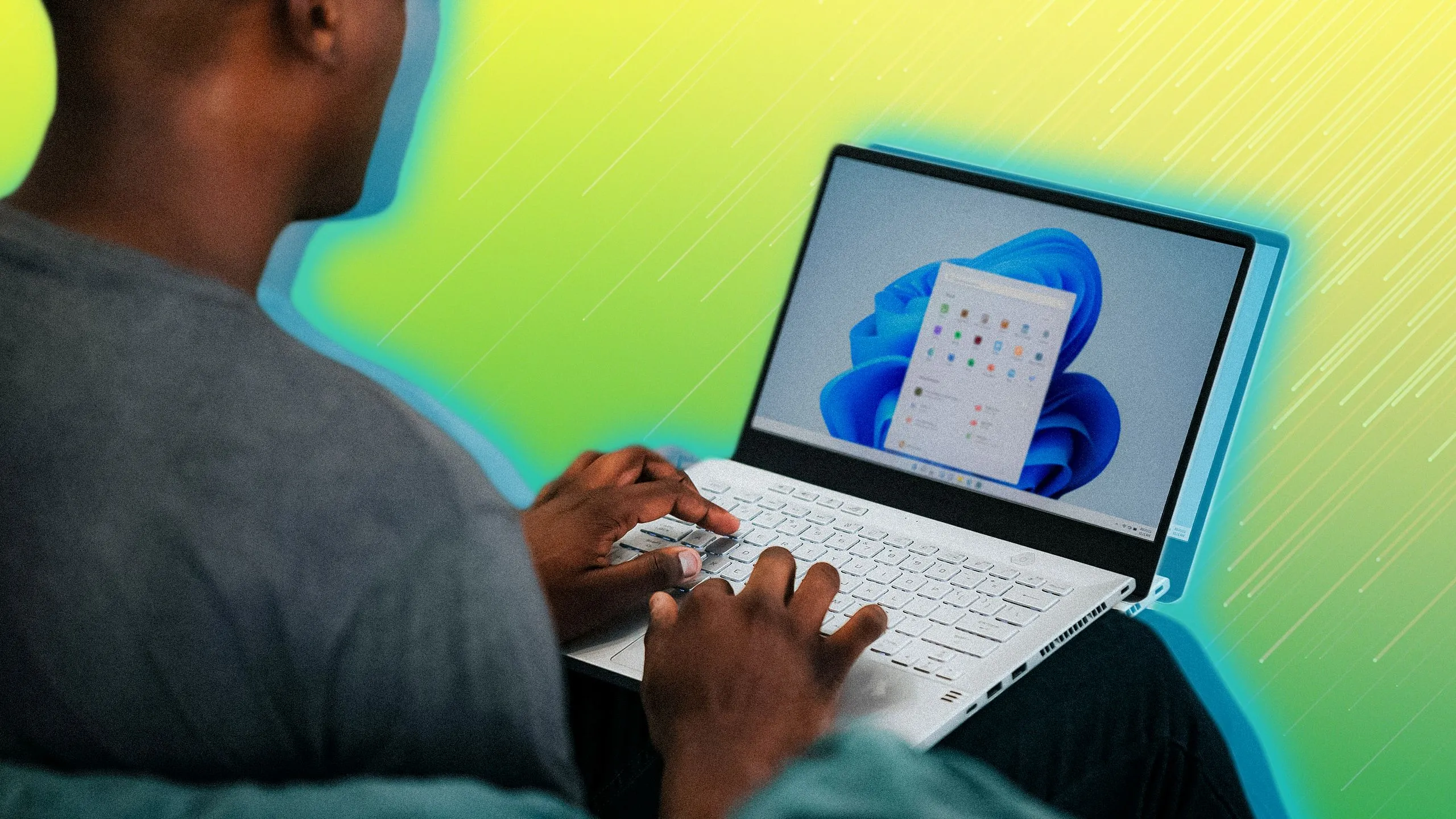 Người dùng đang làm việc trên laptop chạy Windows 11