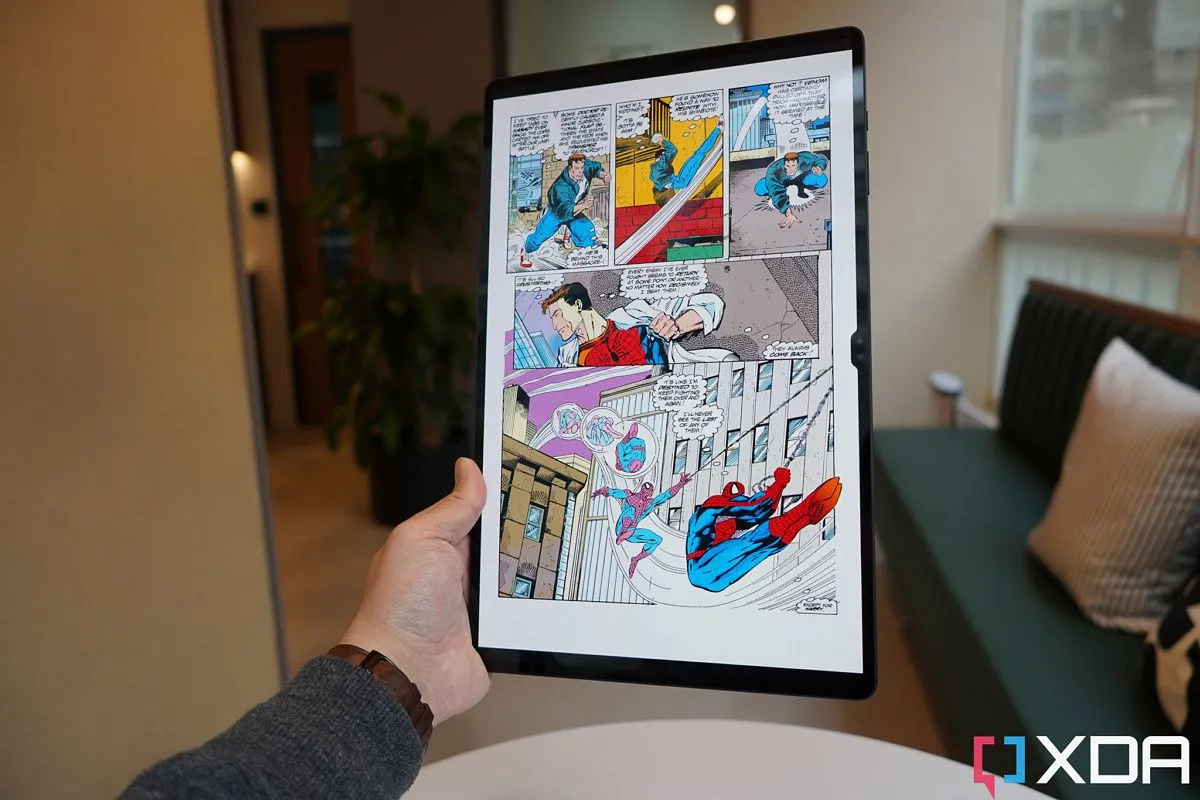 Người dùng đọc truyện tranh trên máy tính bảng Samsung Galaxy Tab S8 Ultra