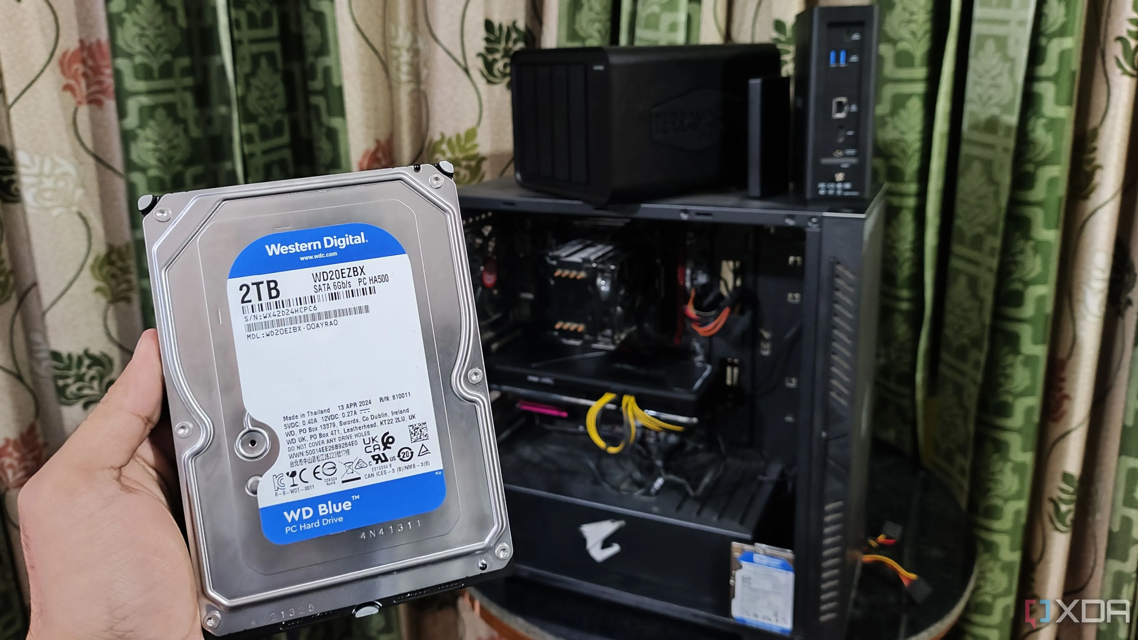 Người dùng kiểm tra ổ cứng trước máy tính và thiết bị NAS, liên quan bảo mật home lab