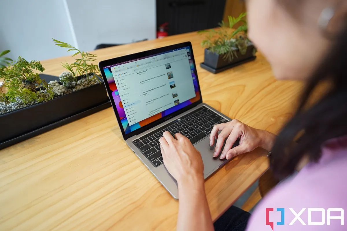 Người dùng thao tác trên MacBook Pro M2, minh họa thiết kế mỏng nhẹ