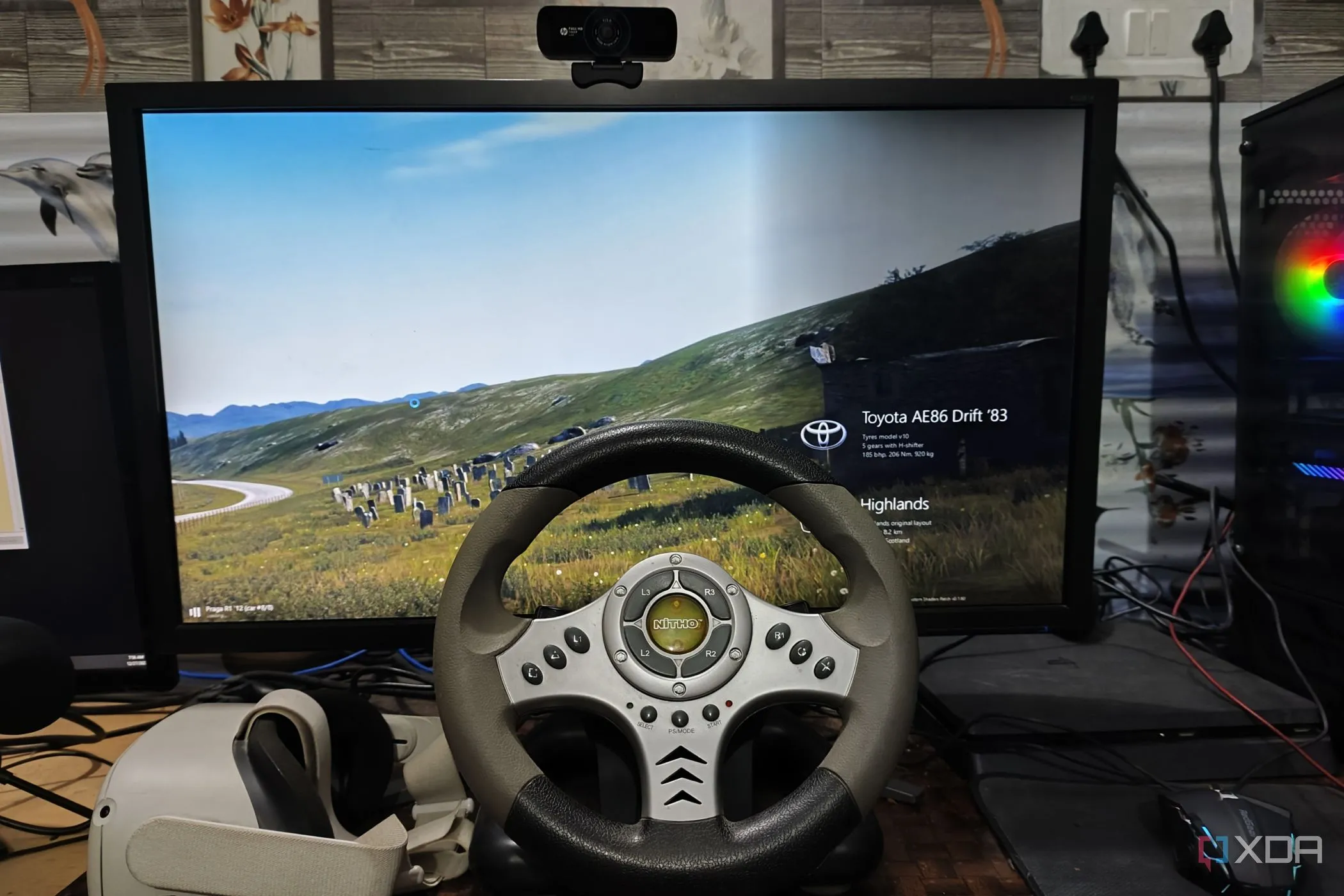 Người dùng trải nghiệm chơi game đua xe Assetto Corsa với vô lăng thực tế ảo và kính Meta Quest