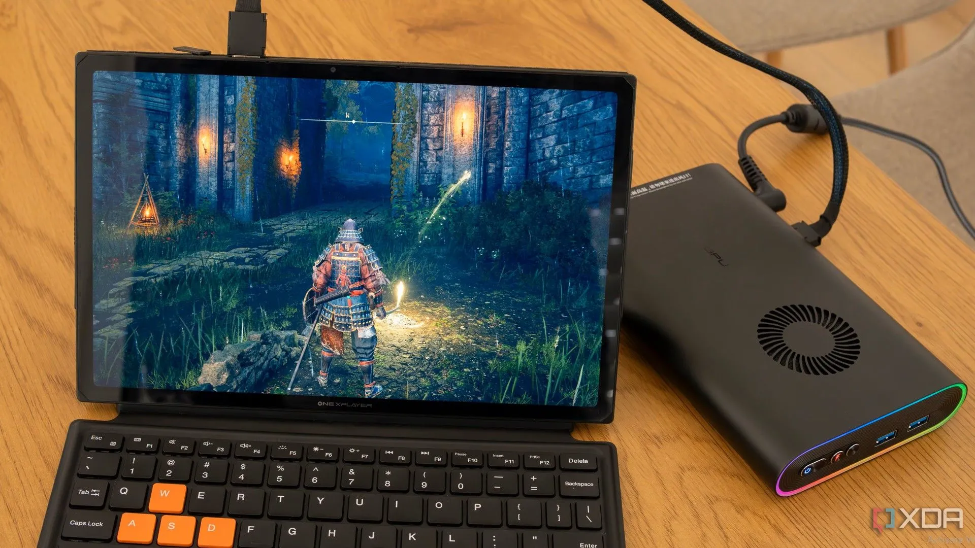 Người dùng trải nghiệm chơi game mượt mà trên Onexplayer tablet kết nối eGPU
