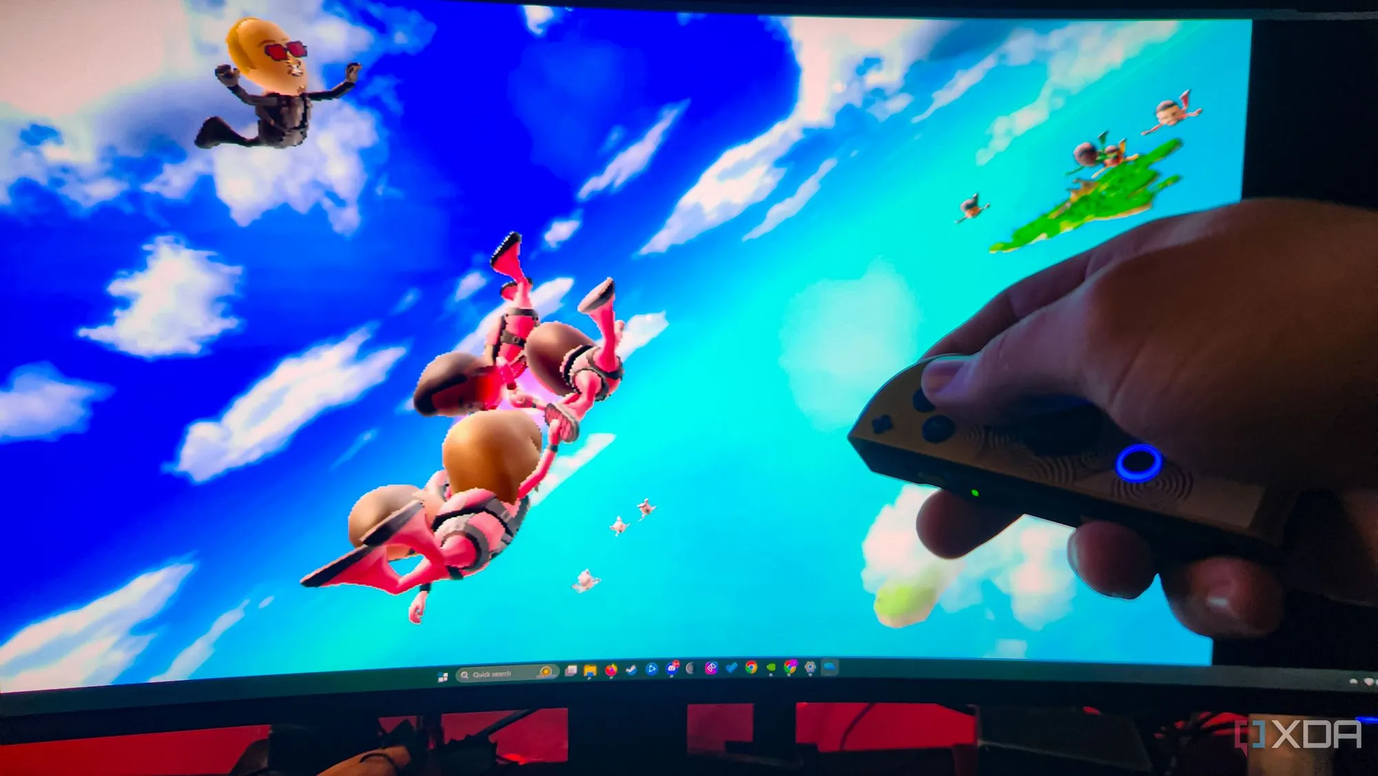 Người dùng trải nghiệm chơi game PC với tay cầm Joy-Cons Nintendo Switch, minh họa sự tiện lợi khi thư giãn