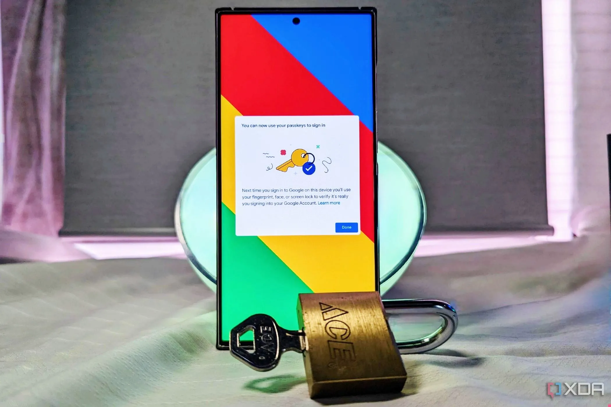 Người dùng xác nhận đăng nhập bằng Passkey trên Samsung Galaxy S23 Ultra, biểu tượng ổ khóa và chìa khóa tượng trưng cho bảo mật dễ dàng