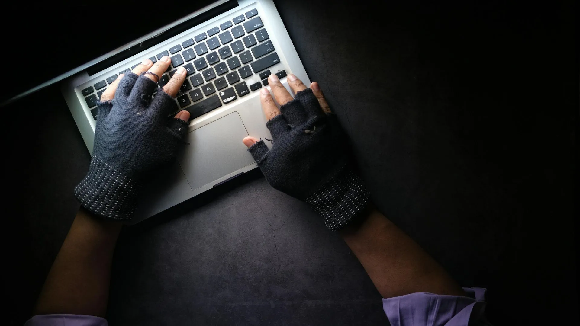 Người gõ bàn phím trên laptop, biểu tượng cho virus ghi đè