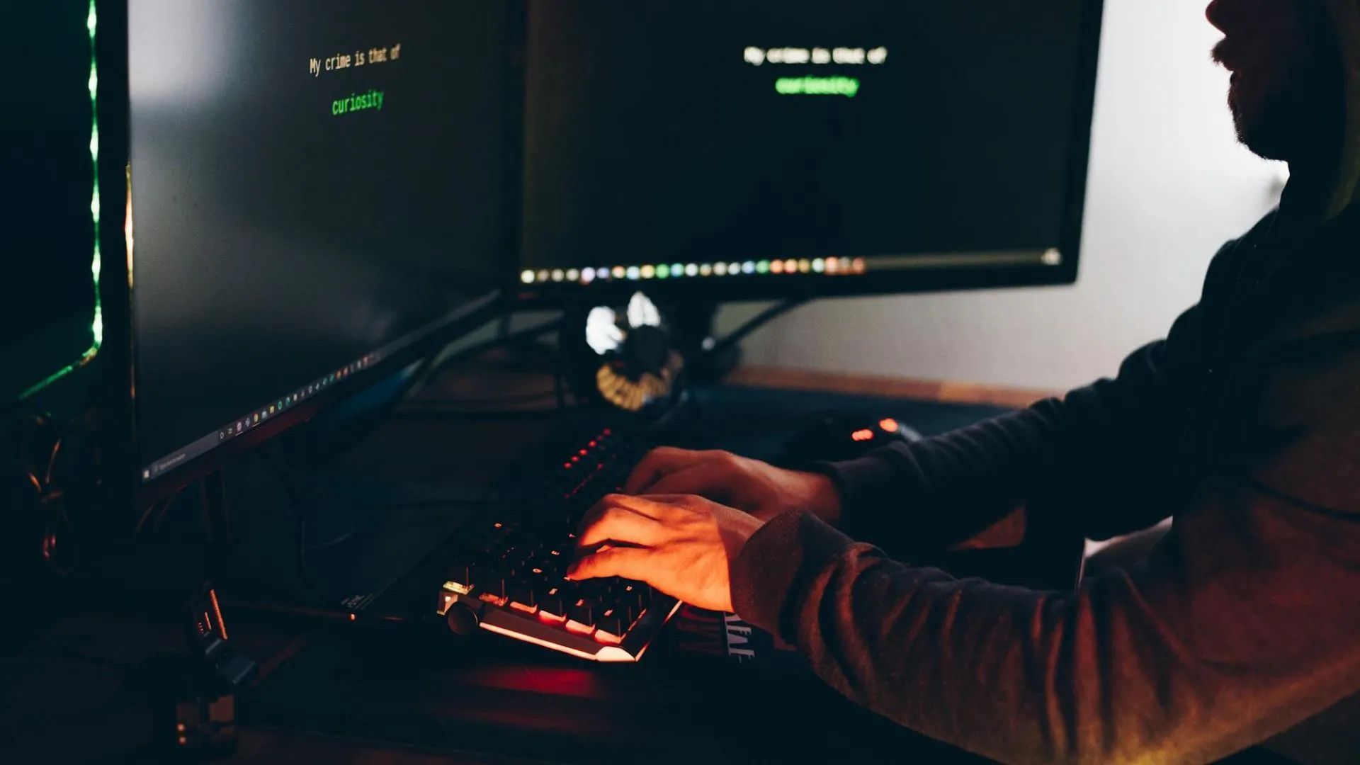 Người gõ bàn phím trong môi trường tối, gợi liên tưởng keylogger