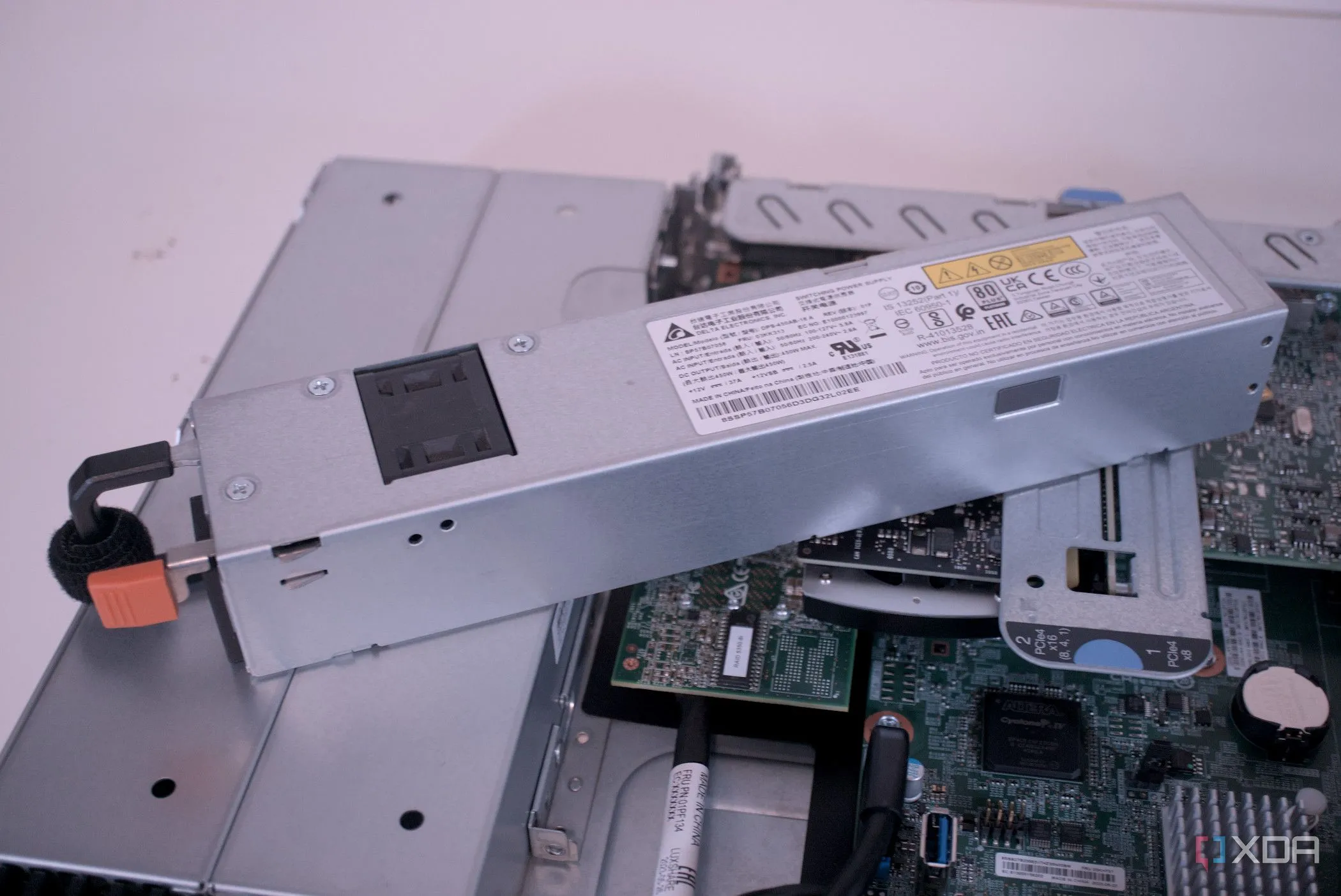 Nguồn điện dự phòng (PSU) bên trong máy chủ Lenovo ThinkServer SR250 V2 cho home lab