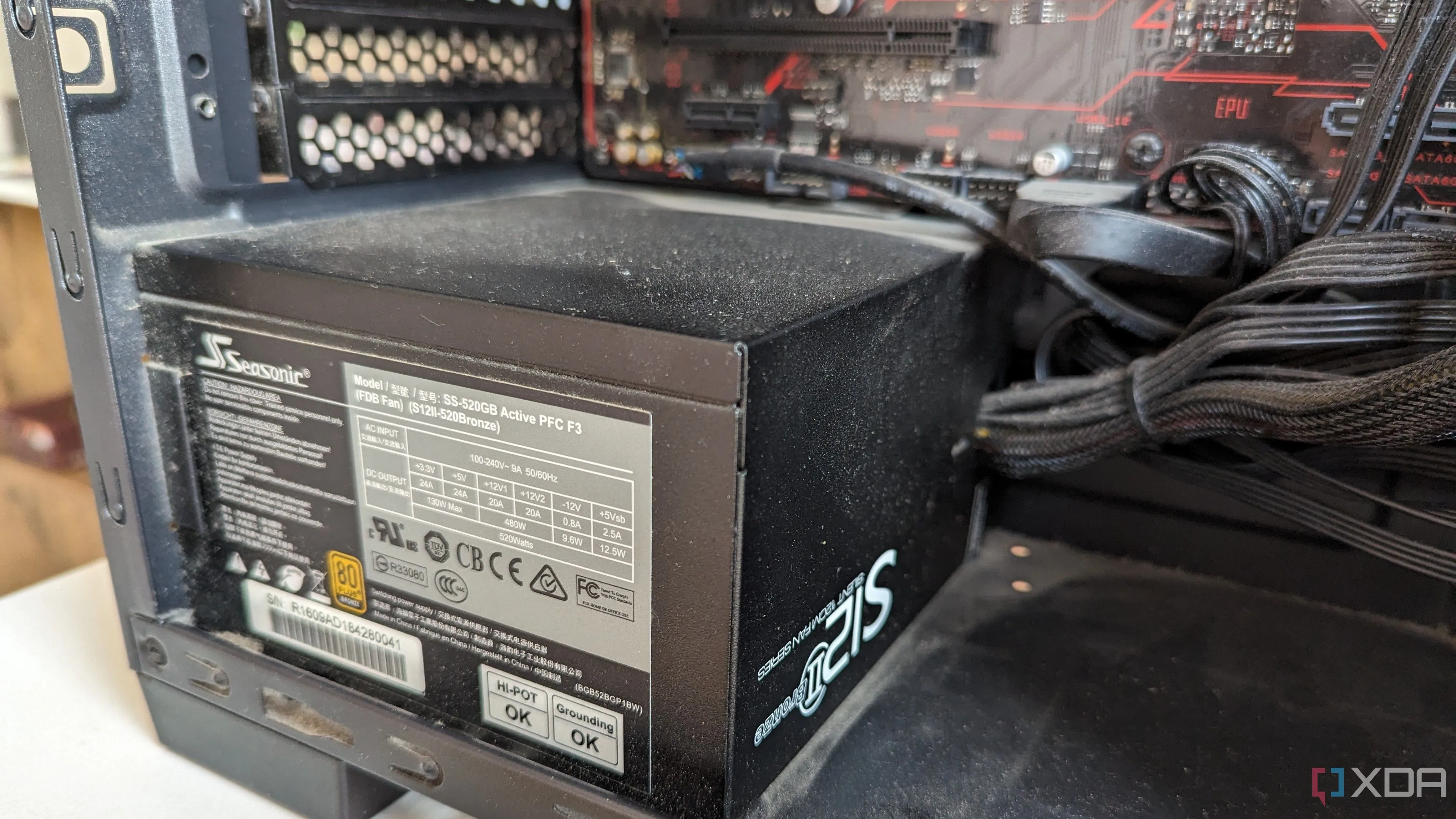 Nguồn máy tính (PSU) công suất cao bên trong một PC gaming