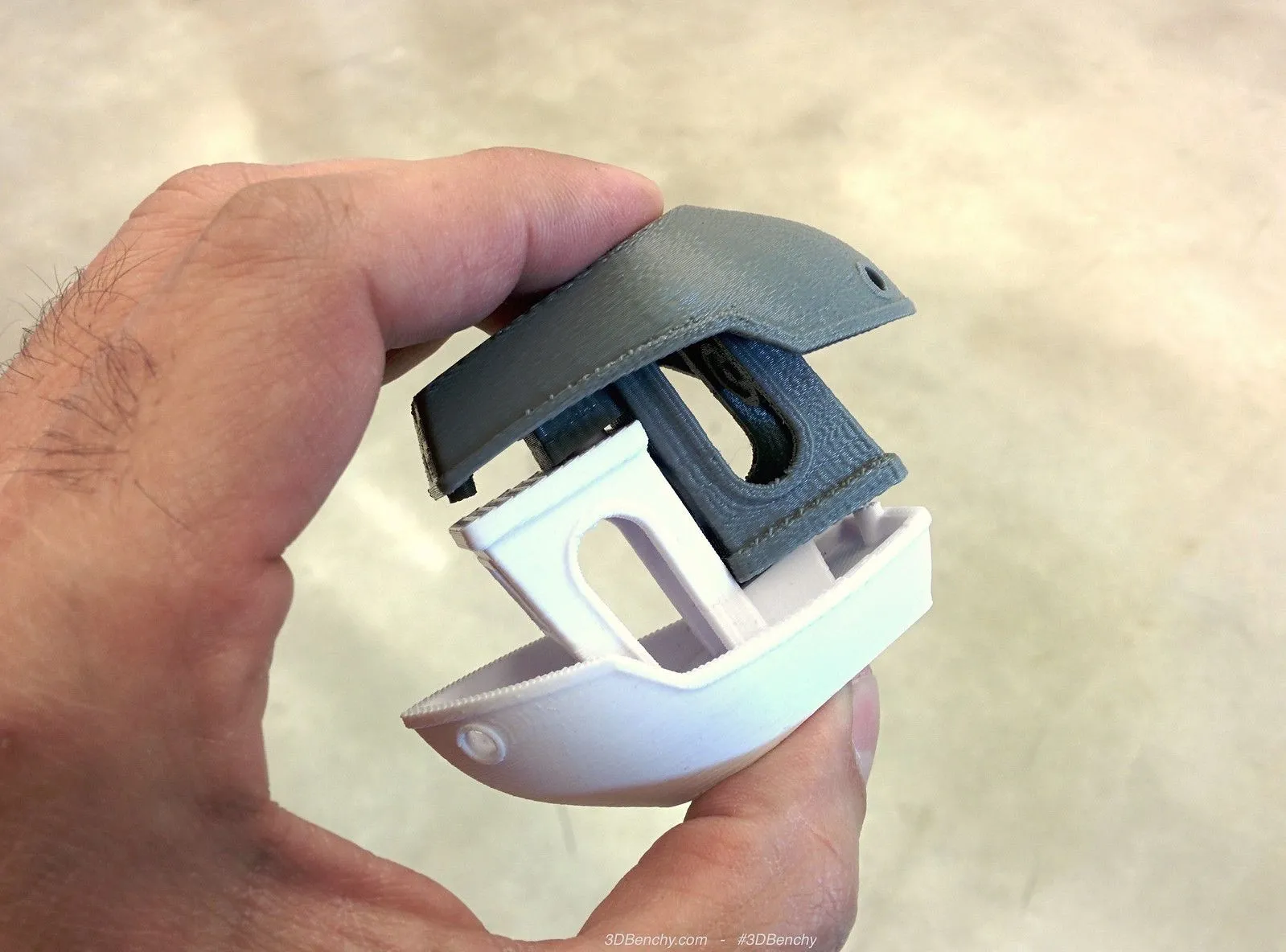 Nhiều đế mô hình Benchy với các lỗi bám dính bàn in khác nhau, thể hiện vấn đề cong vênh hoặc không đều ở lớp đầu tiên.