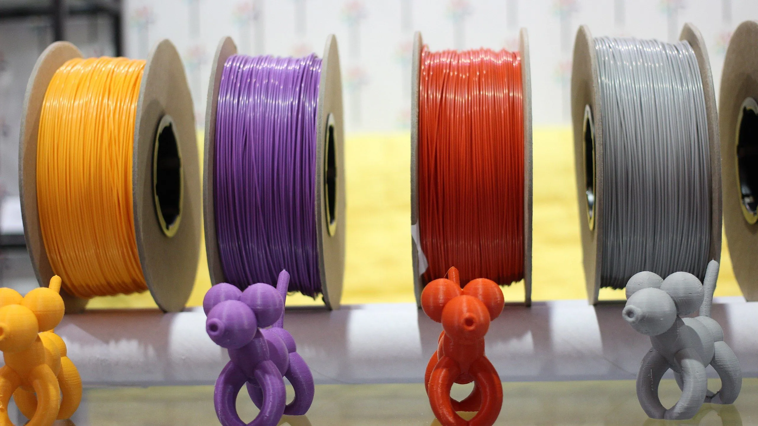 Nhiều loại vật liệu in 3D khác nhau như PLA, ABS, PETG với các đặc tính riêng biệt