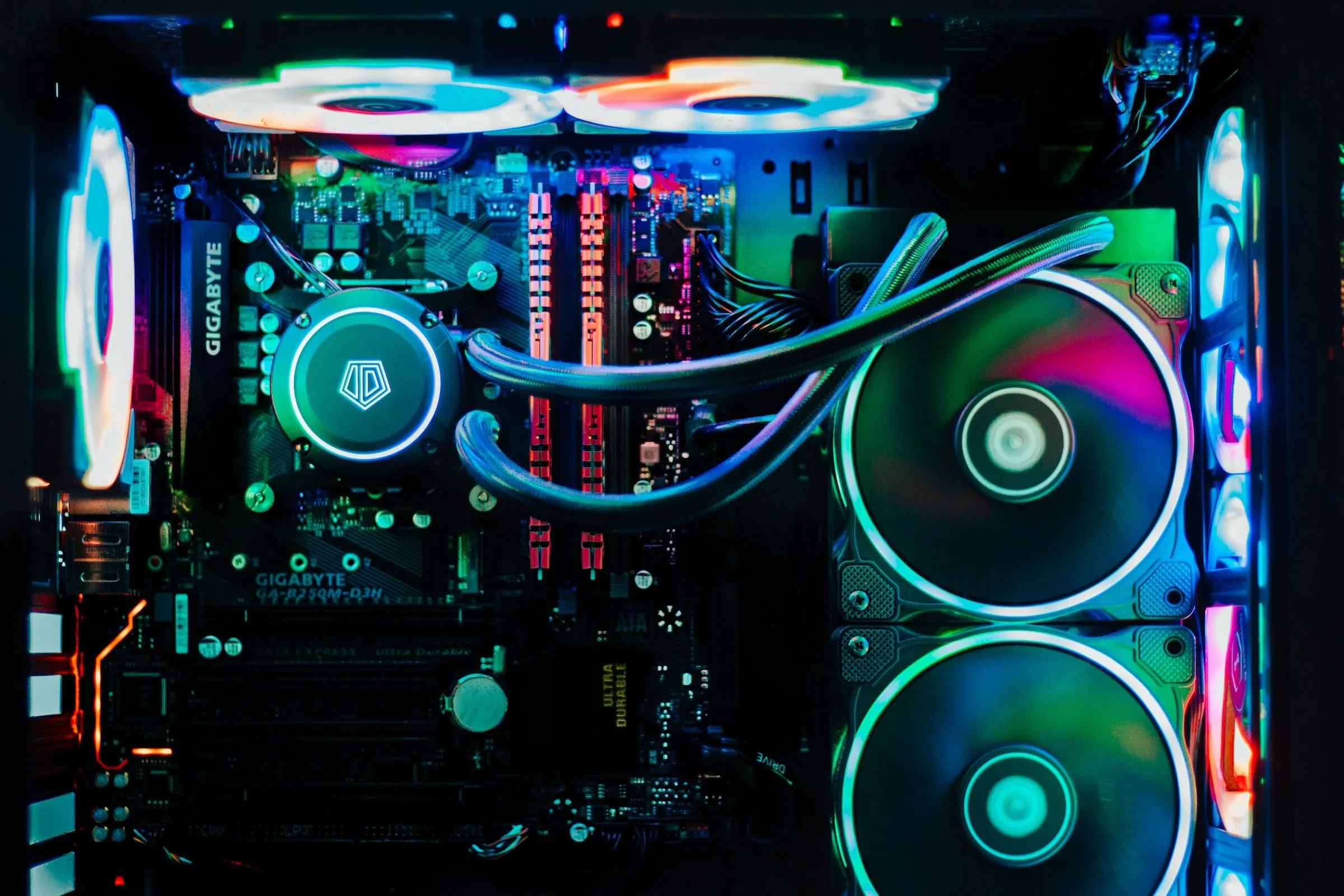 Nội thất bên trong bộ PC gaming với các linh kiện RGB rực rỡ và hệ thống làm mát hiệu quả
