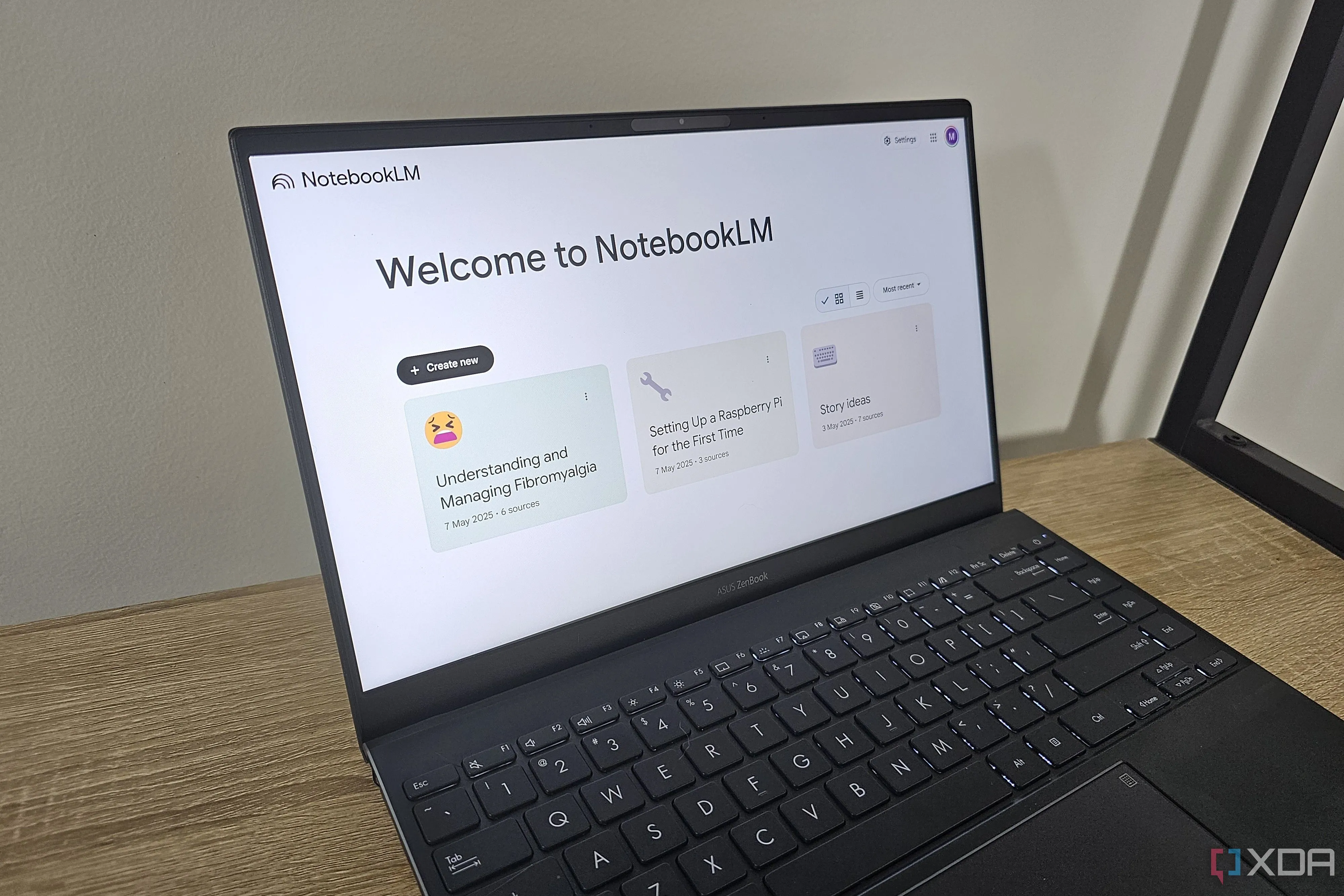 NotebookLM trên màn hình laptop đang sử dụng AI để phân tích và trả lời câu hỏi từ nội dung đã nhập