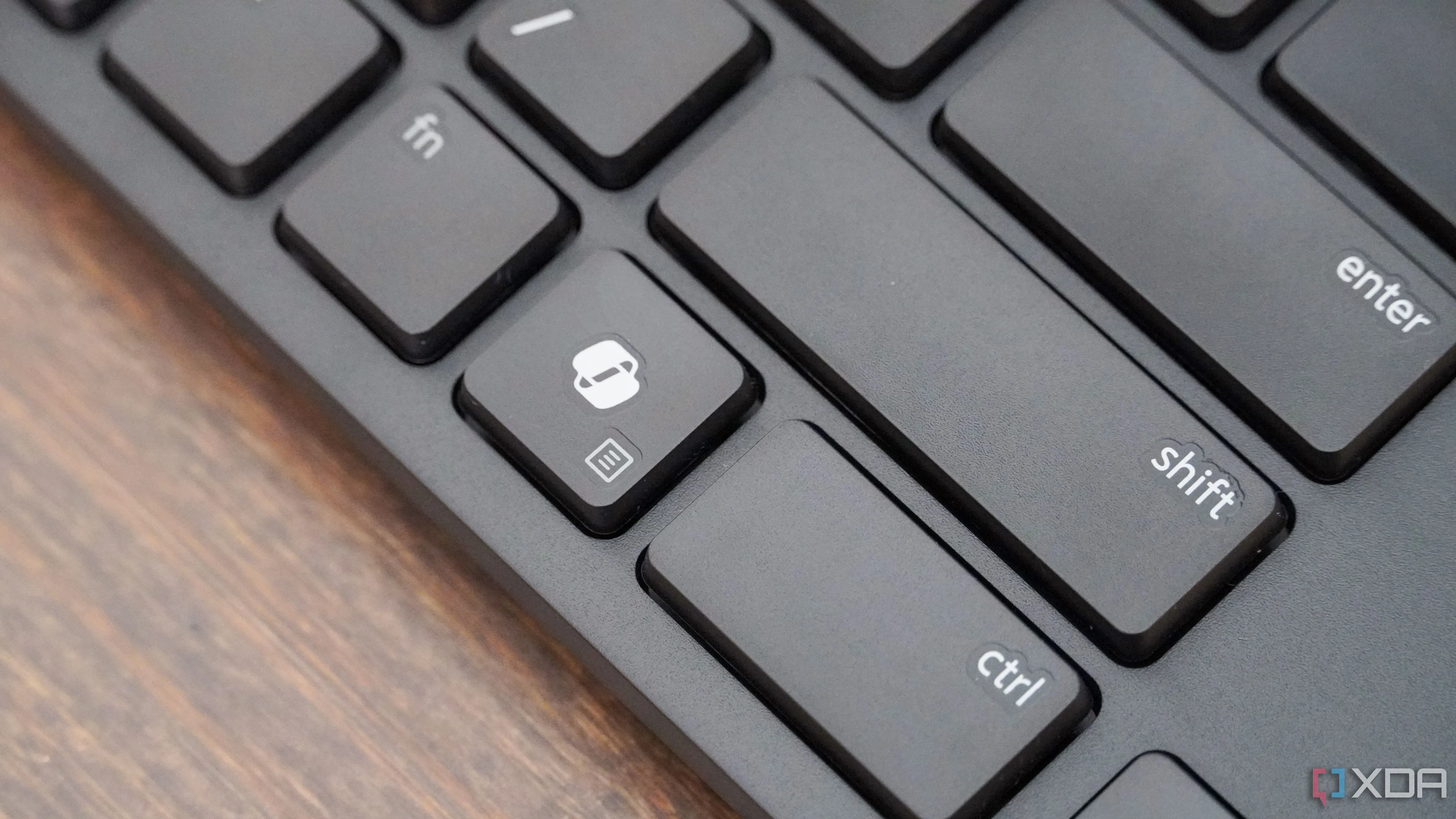 Nút Copilot trên bàn phím Dell Wired Collaboration, biểu tượng cho sự tích hợp AI sâu rộng của Microsoft trên Windows 11.