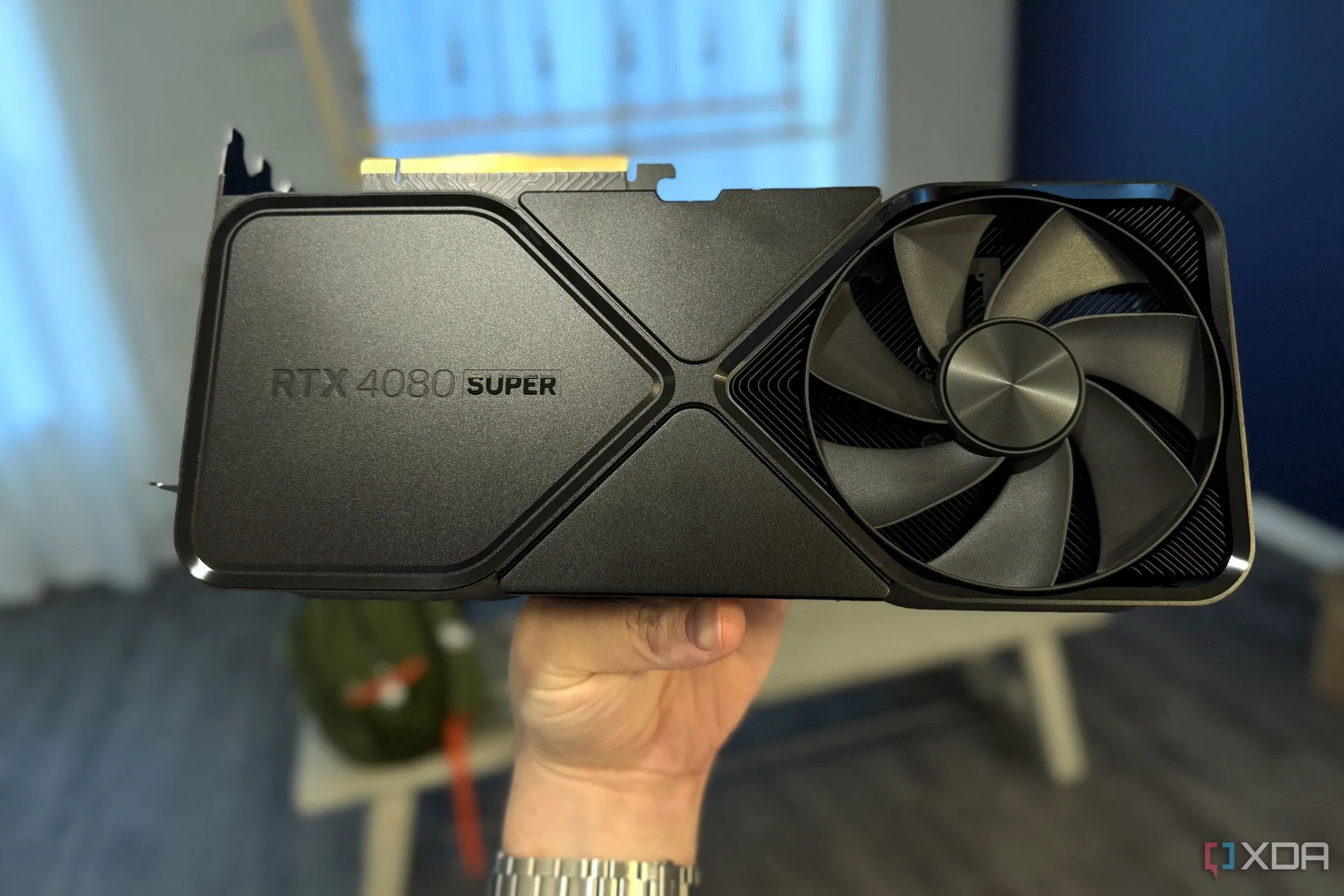 NVIDIA GeForce RTX 4080 Super FE trong tay người dùng, thể hiện tiềm năng cập nhật Multi Frame Generation cho RTX 40