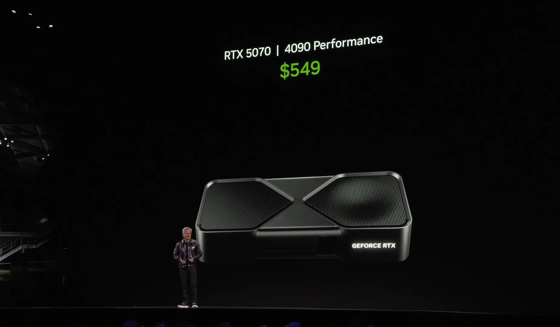 Nvidia trình diễn card đồ họa RTX 5070 tại buổi thuyết trình CES 2025, tạo lợi thế sớm trên thị trường