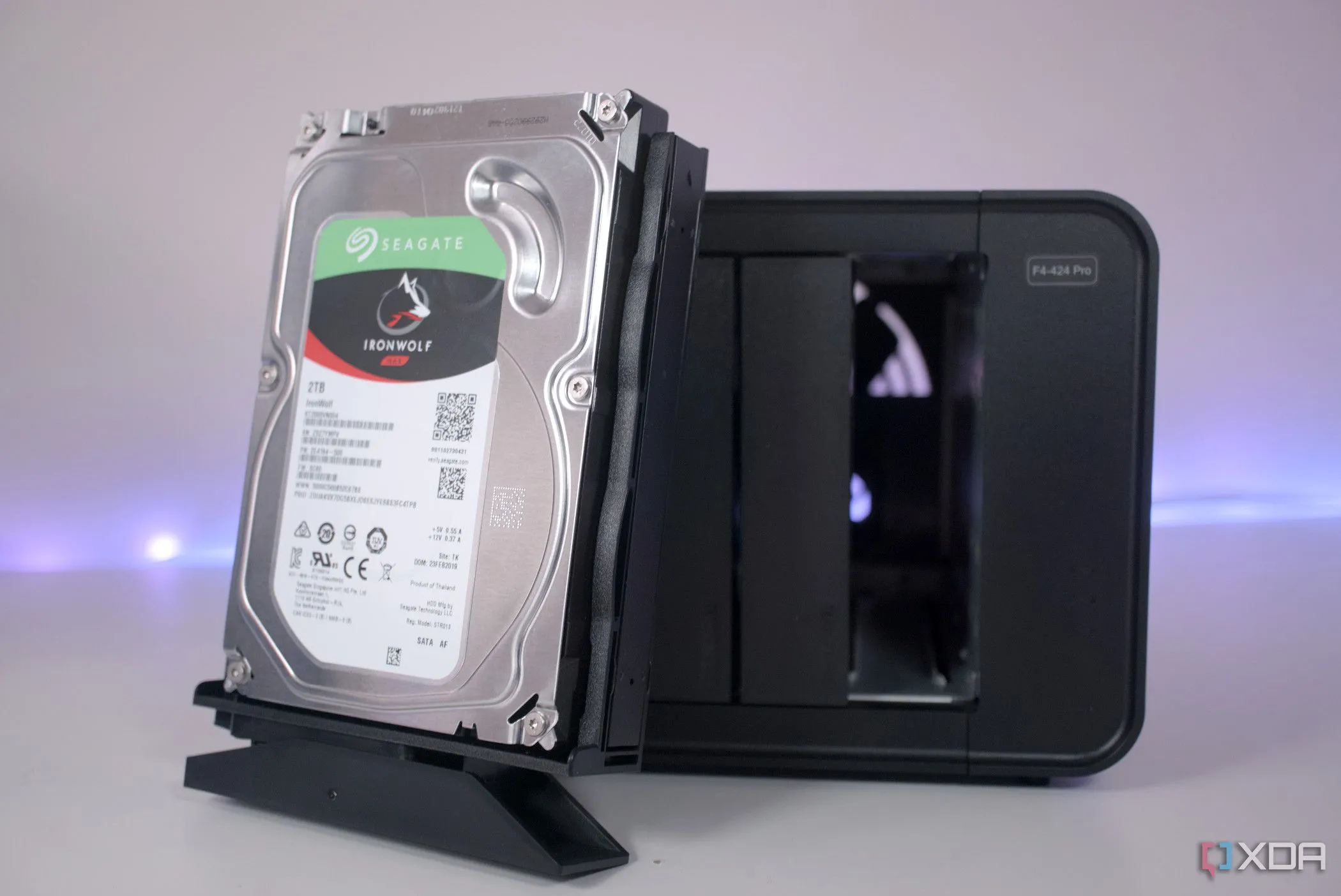 Ổ cứng HDD đặt phía trước thiết bị lưu trữ NAS TerraMaster F4-424 Pro