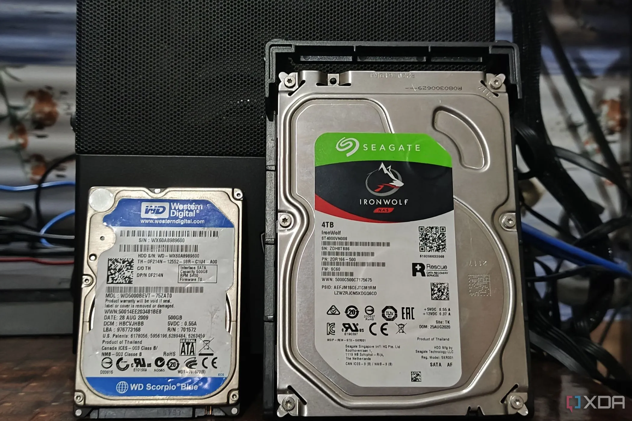 Ổ cứng HDD Seagate IronWolf NAS 4TB và WD Blue 500GB được đặt cạnh nhau, minh họa cho các giải pháp lưu trữ truyền thống