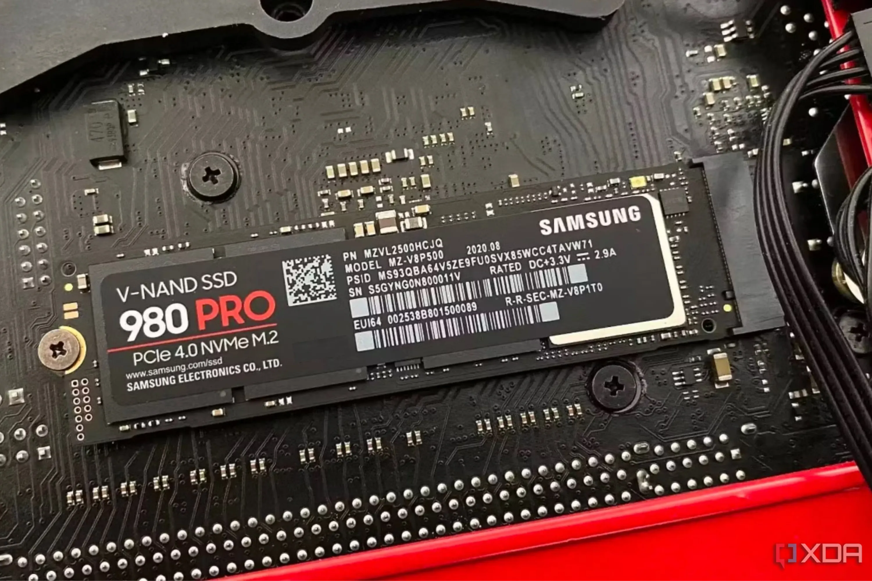Ổ cứng Samsung 980 Pro SSD được lắp đặt trên bo mạch chủ