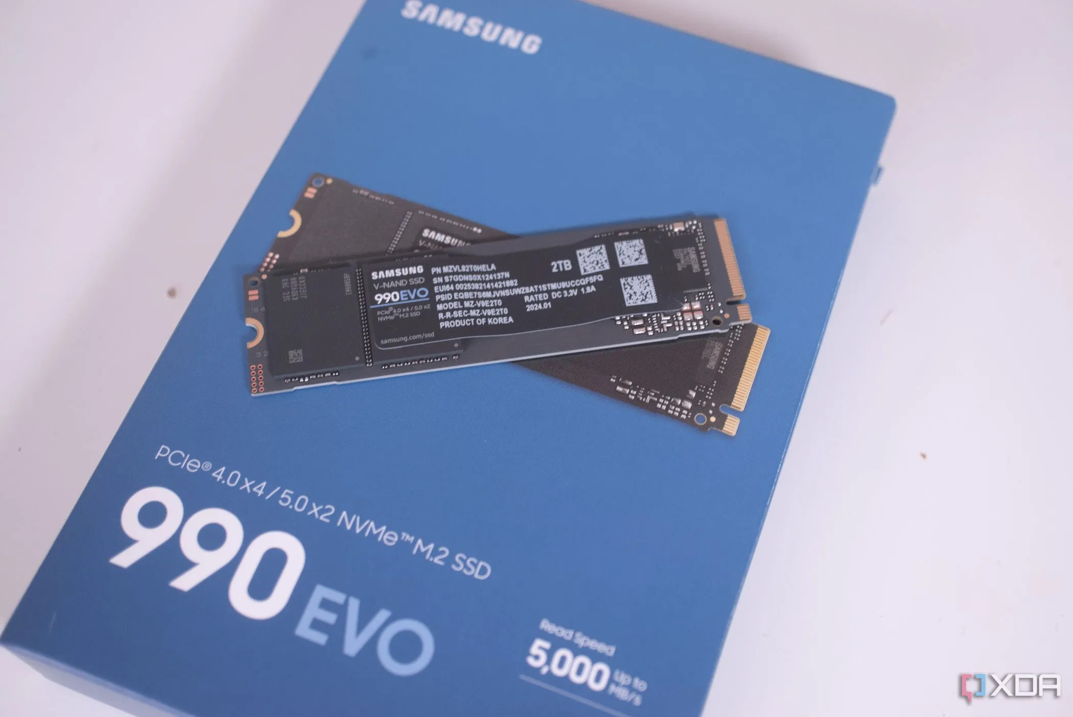 Ổ cứng Samsung 990 Evo SSD trên hộp đựng của nó