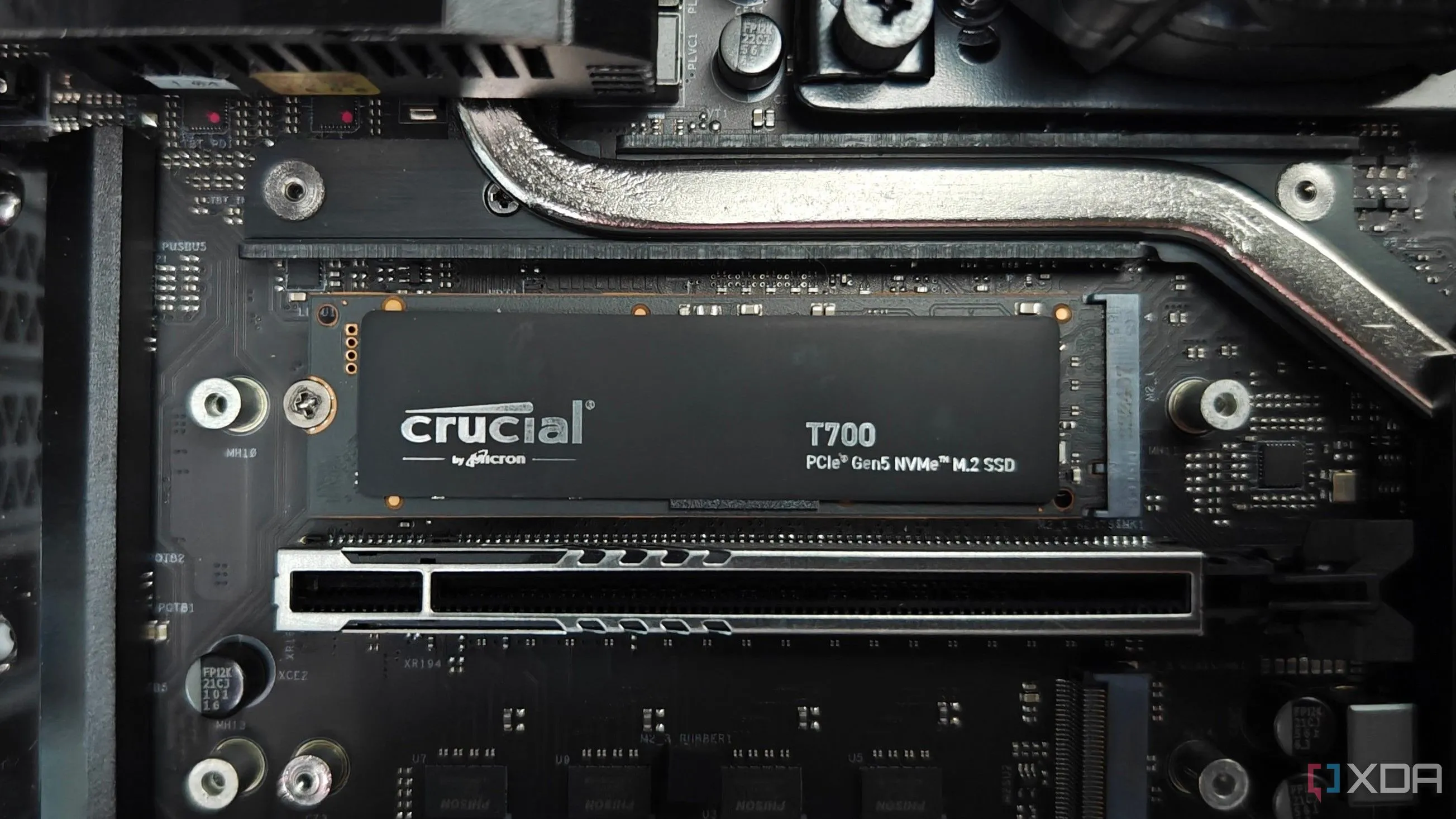 Ổ cứng SSD Crucial T700 M.2 NVMe được lắp đặt trực tiếp trên bo mạch chủ, giúp giảm thiểu dây cáp.