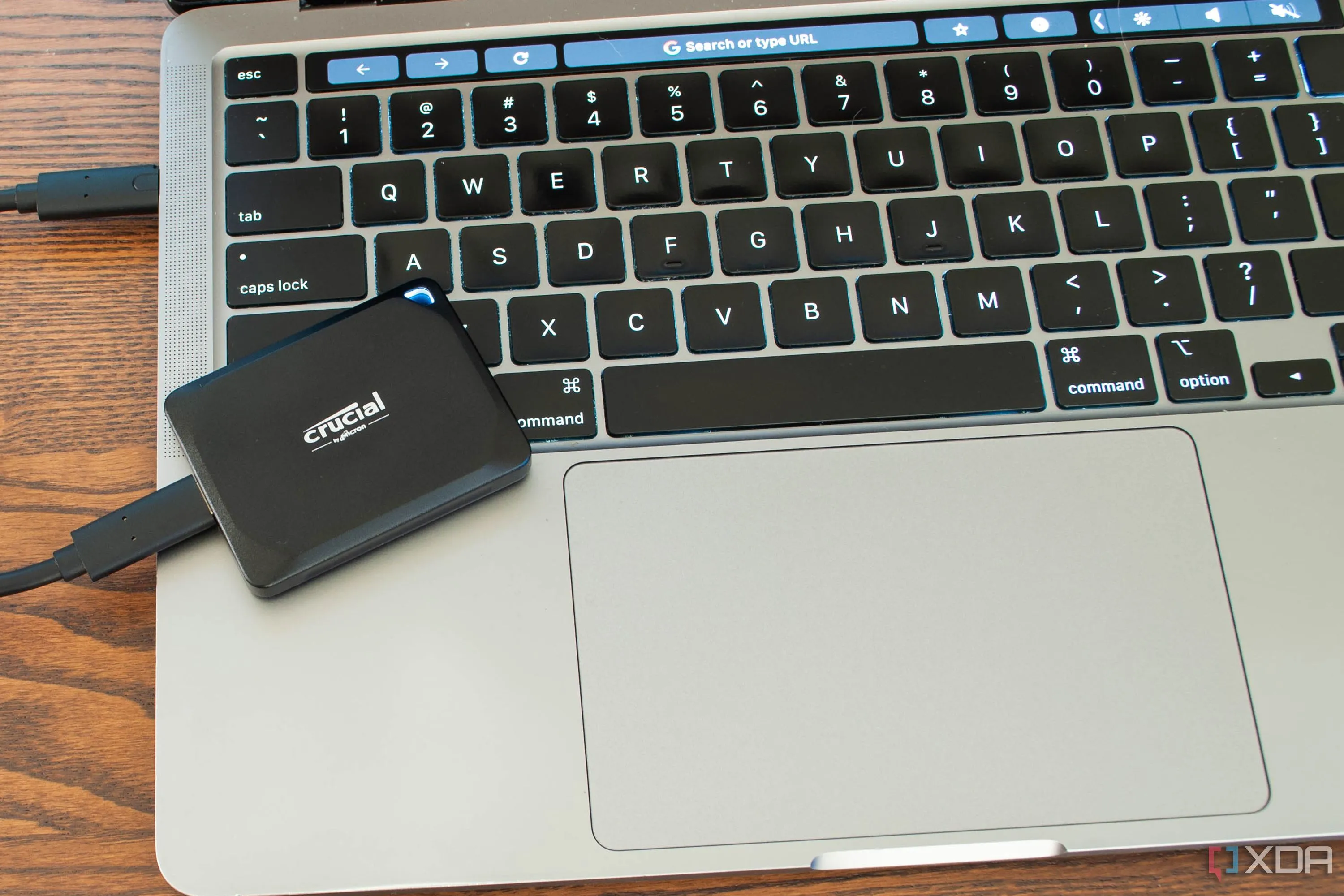 Ổ cứng SSD di động Crucial X10 Pro đặt trên laptop, biểu tượng cho khả năng làm việc đa thiết bị