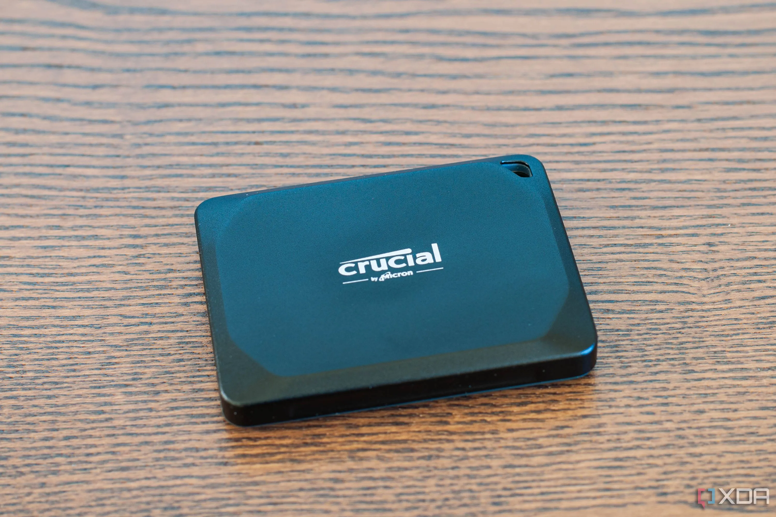 Ổ cứng SSD di động Crucial X10 Pro nhỏ gọn nằm trên bàn làm việc