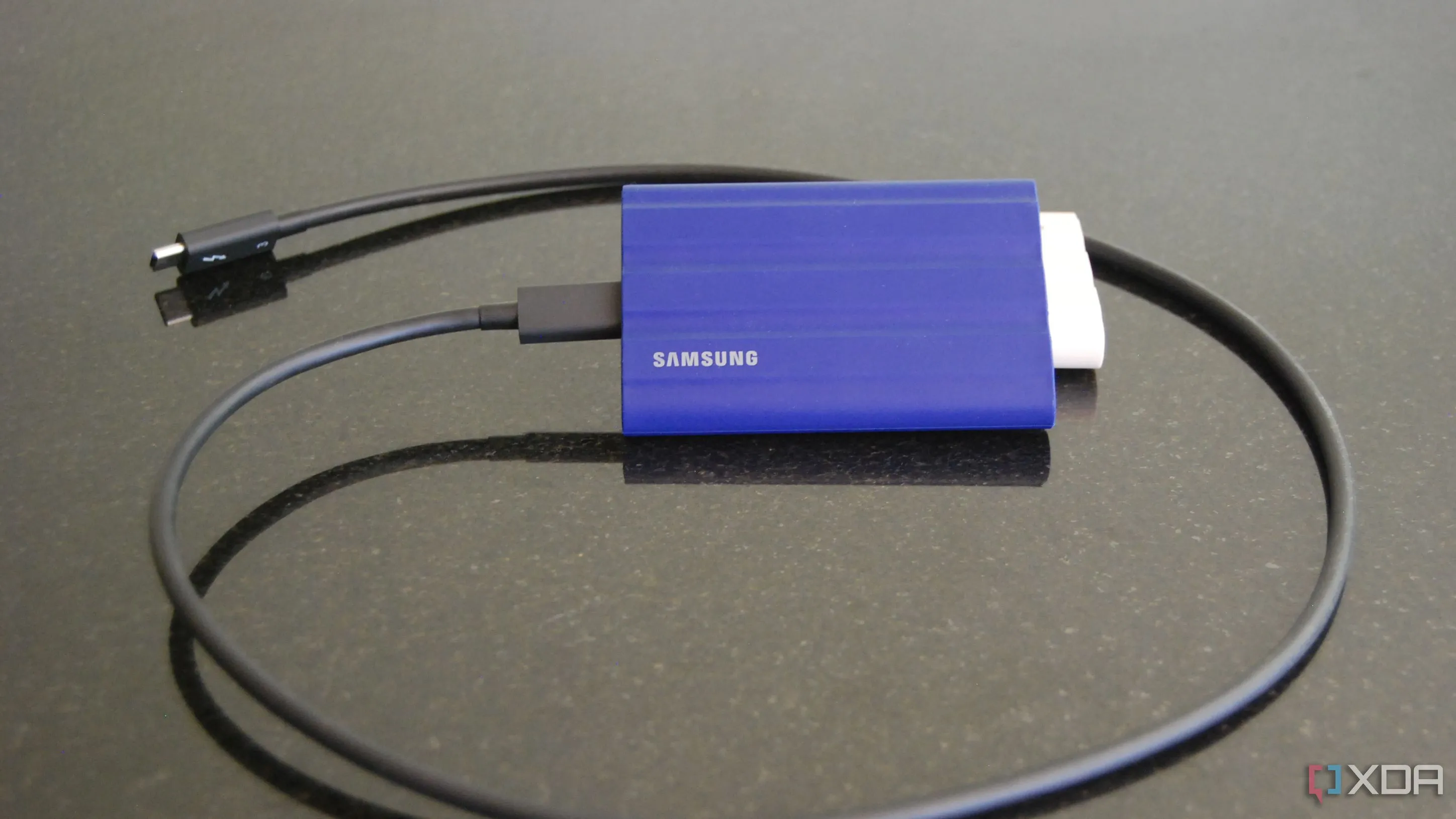Ổ cứng SSD di động Samsung T7 Shield màu xanh dương cùng cáp USB-C