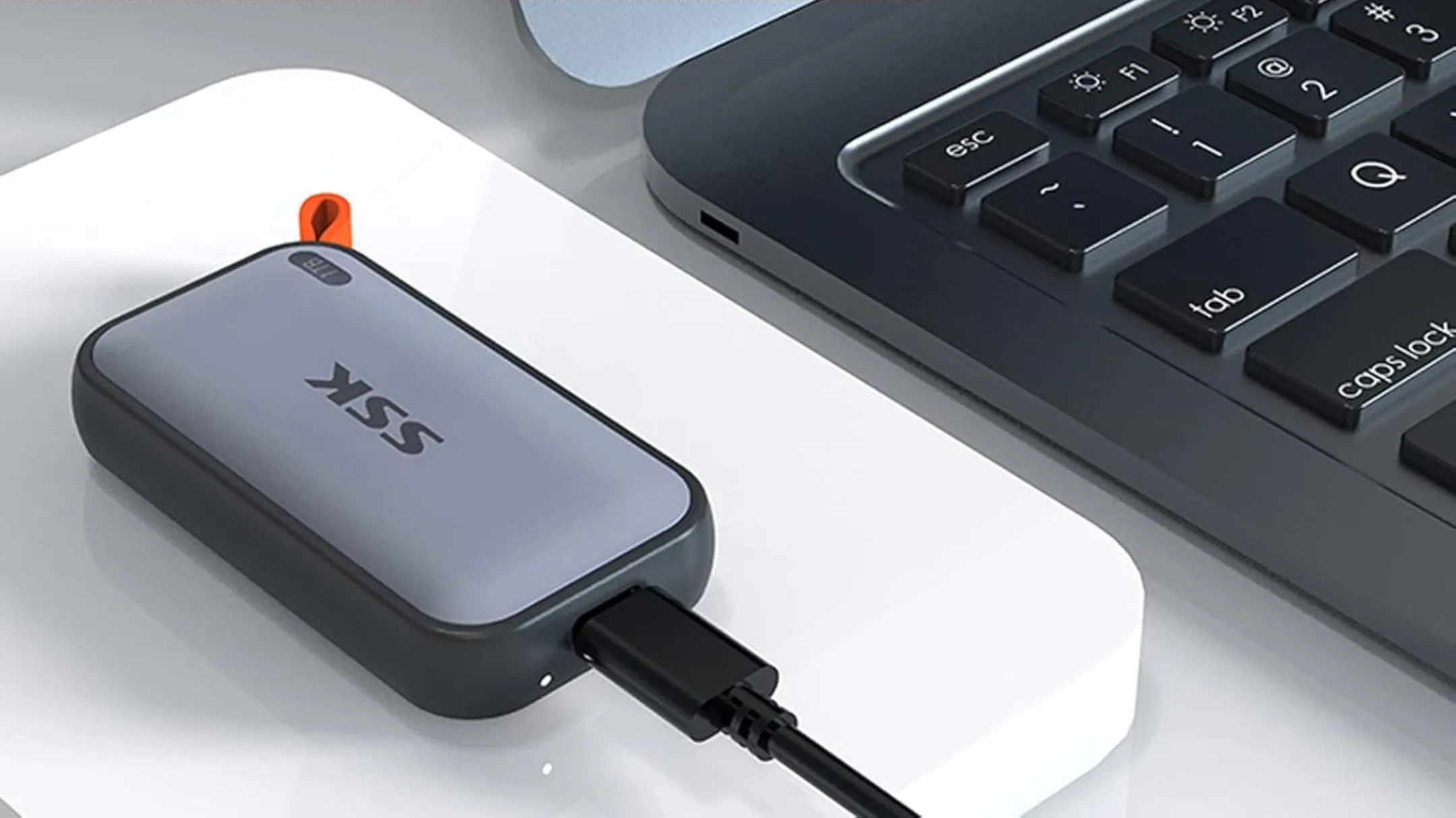 Ổ cứng SSD di động SSK Portable SSD 1TB kết nối với máy tính xách tay, minh họa khả năng tương thích và tính di động cao