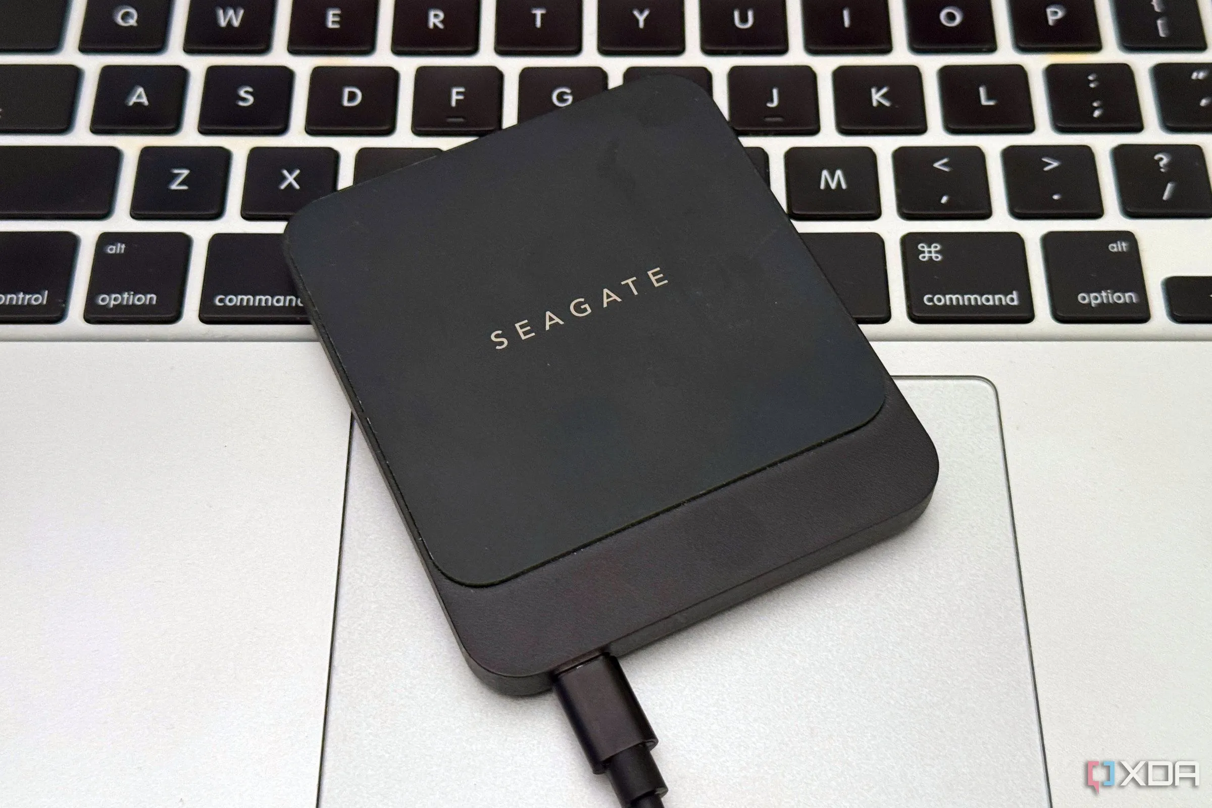 Ổ cứng SSD gắn ngoài trên bàn di chuột MacBook